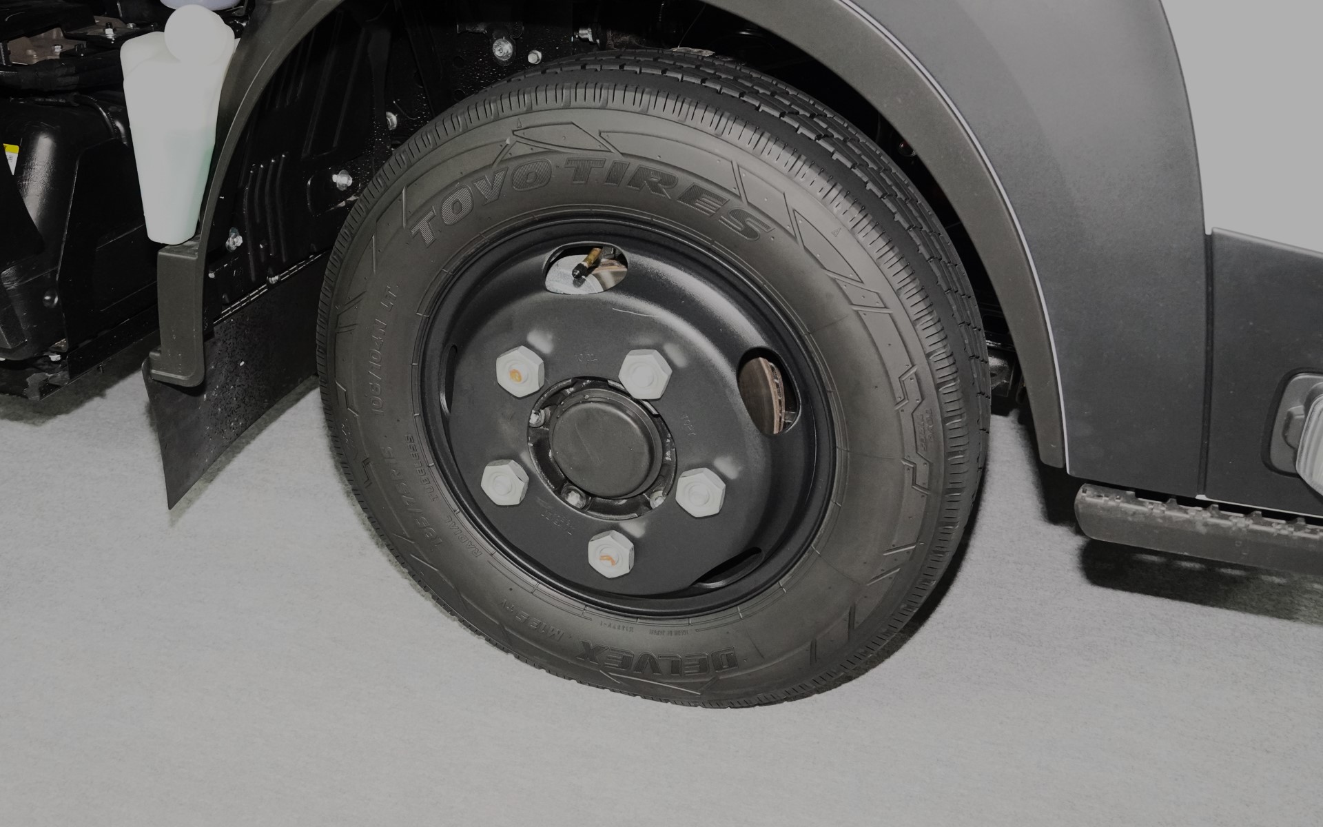 左右のデザインが異なるTOYO TIREのコンセプトタイヤを装着
