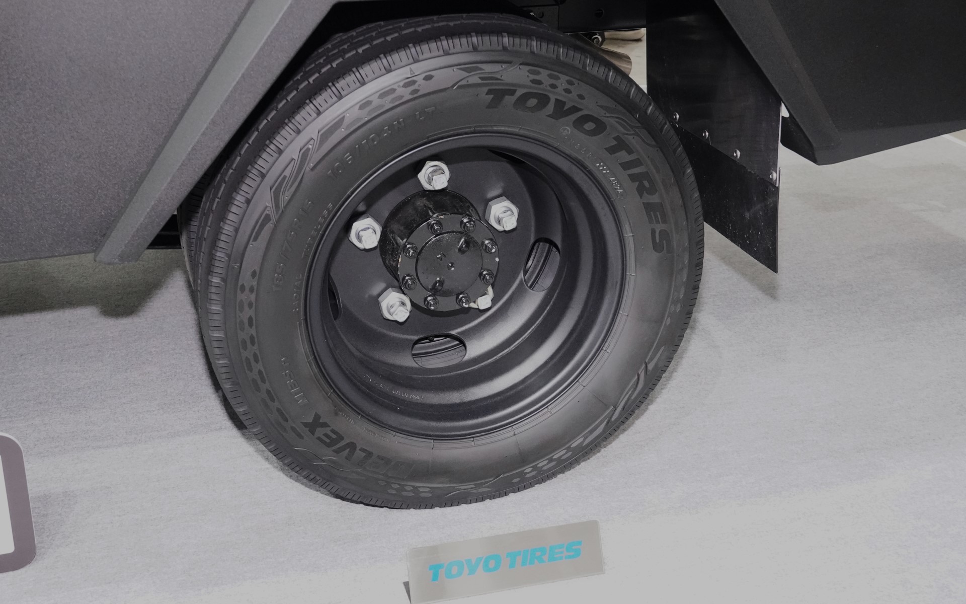 左右のデザインが異なるTOYO TIREのコンセプトタイヤを装着