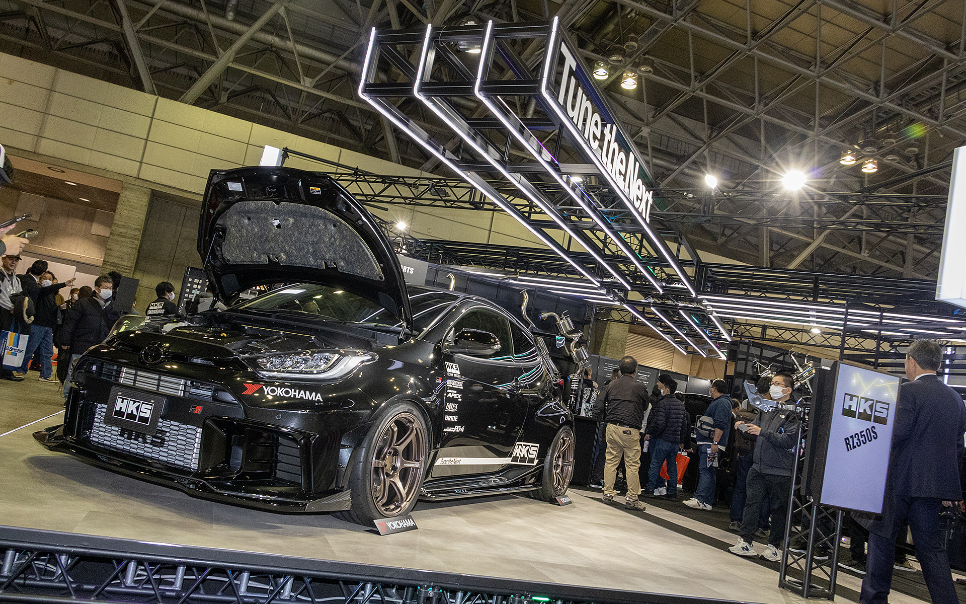 「Tune the Next」を掲げるHKSブース。同社が手がける最新技術が展示されている