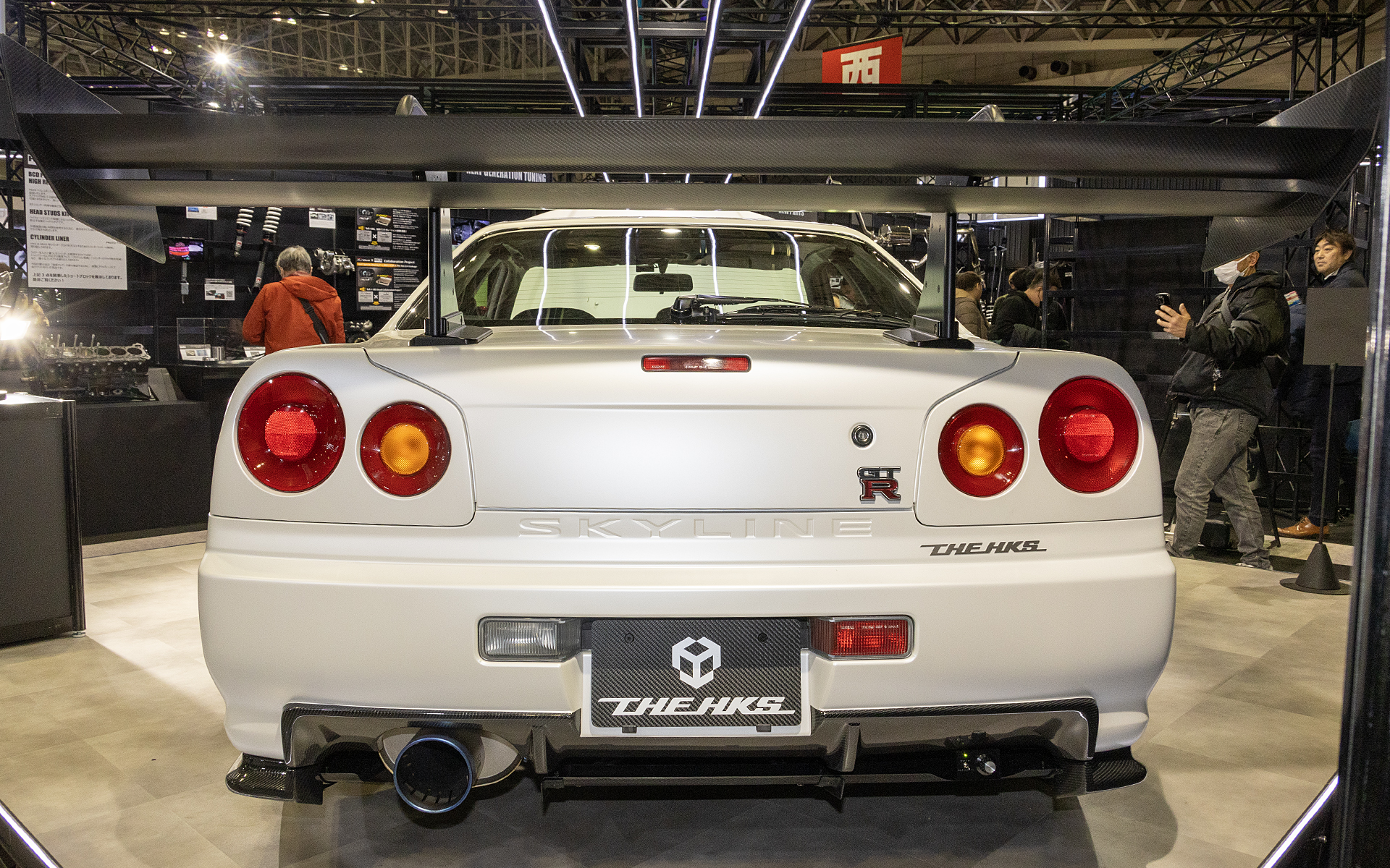 自社設計、製作のドライカーボンGTウイングを装備