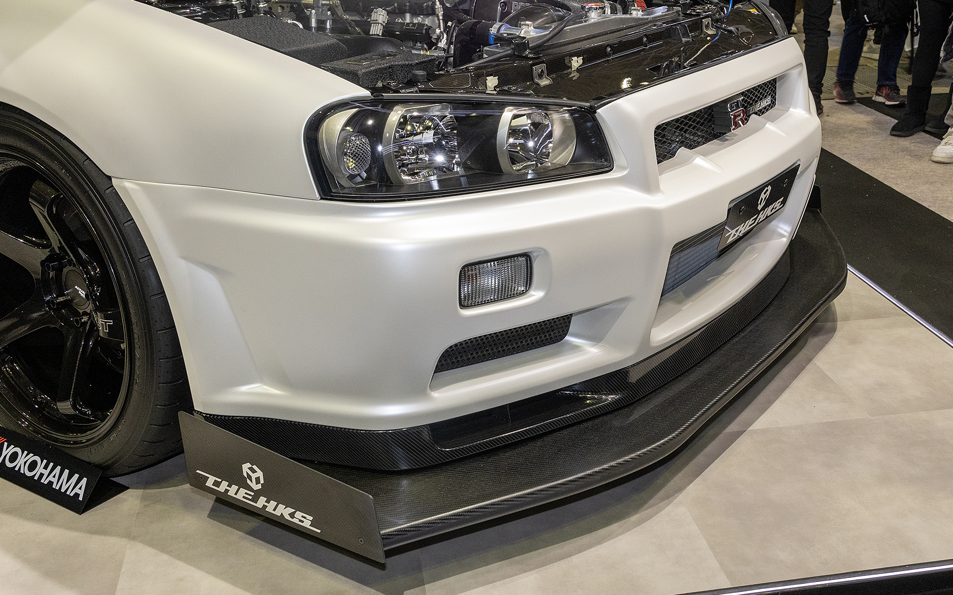 フロントのアップスイープ付き大型ディフューザー