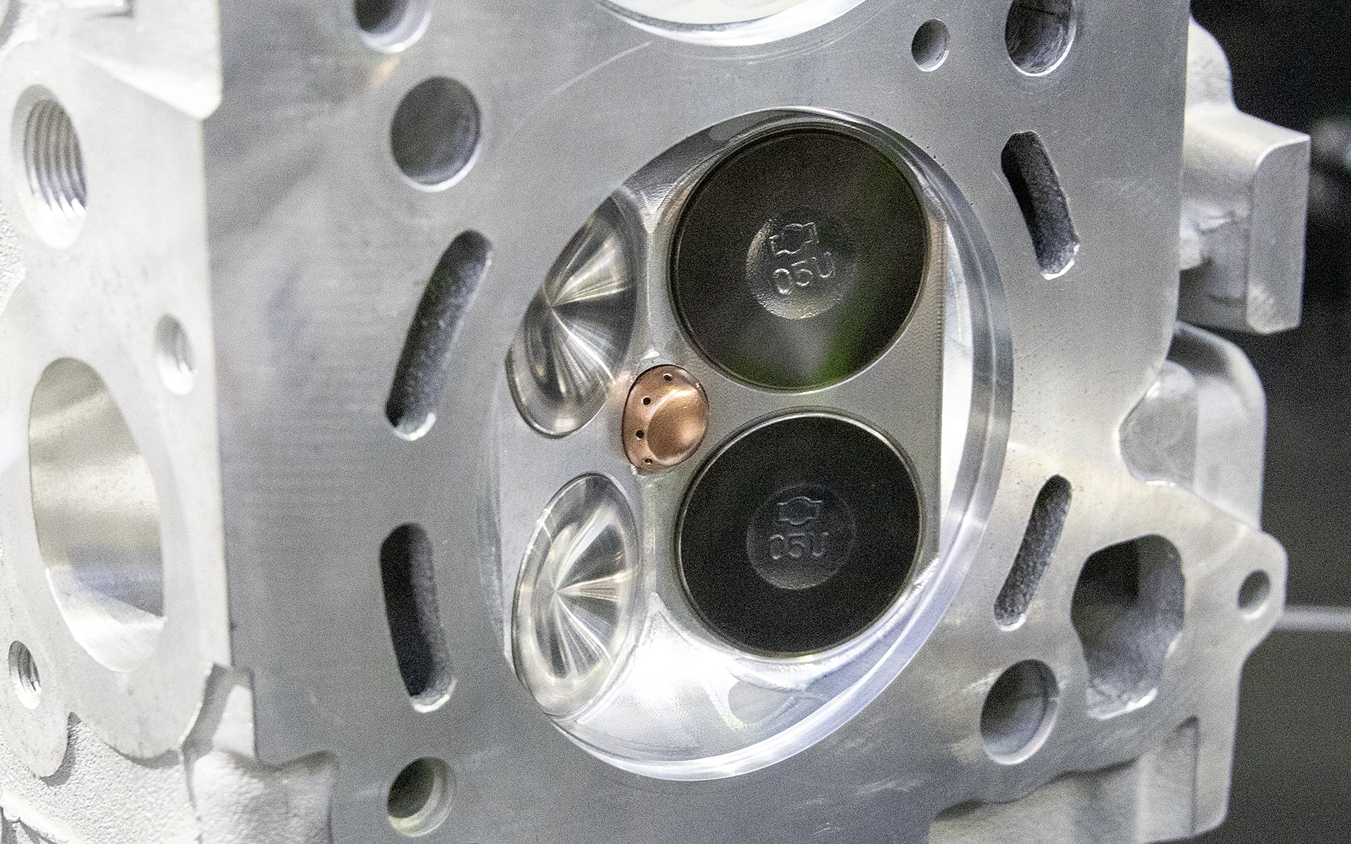 開発中のプレチャンバを装着。急速燃焼を実現するのでノッキング限界を大幅に高められる。また、燃焼力が高いのでスーパーリーンバーンや高EGR化にも対応する