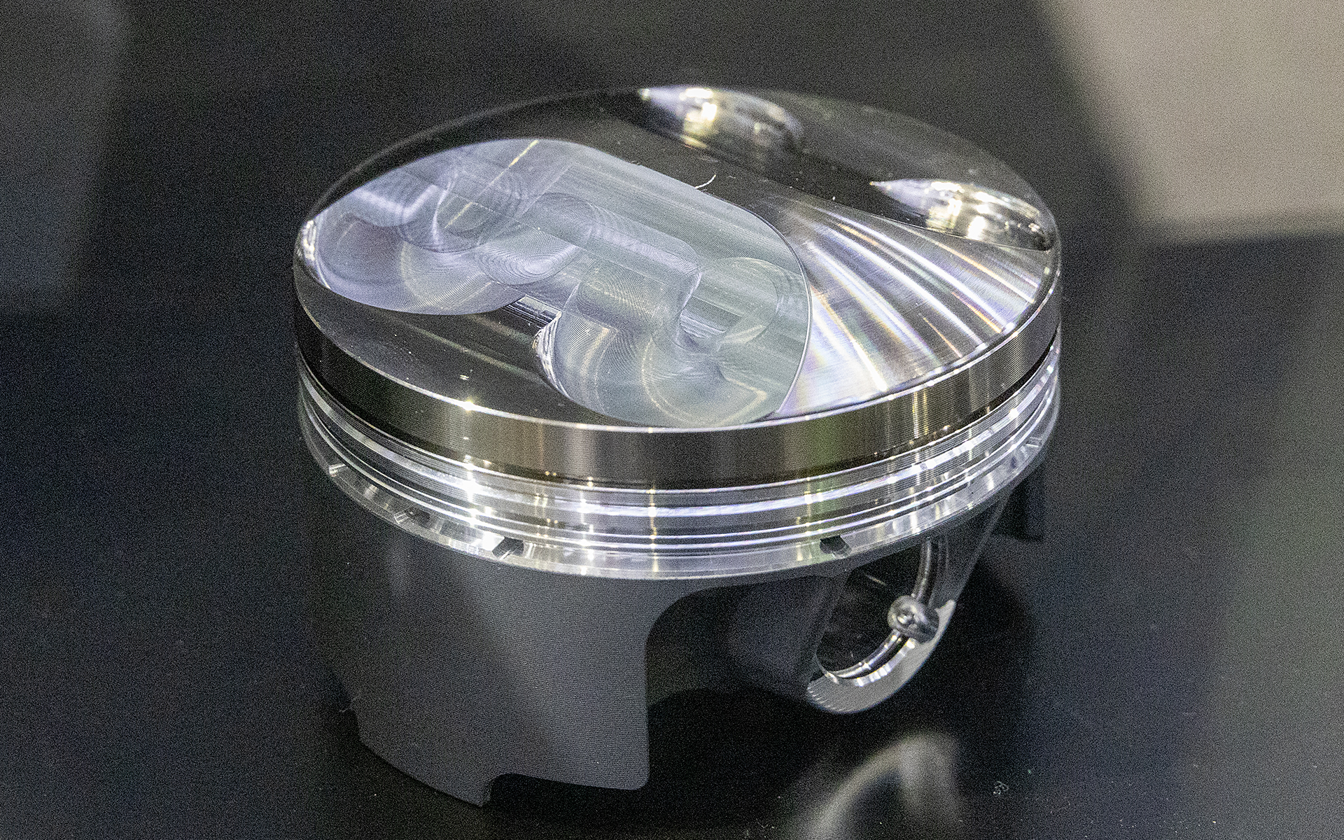 トップ部を燃焼室側に突出させる形状のピストン。従来のターボ用ピストンとは真逆な形状。両サイドの削り込みはバルブリセス