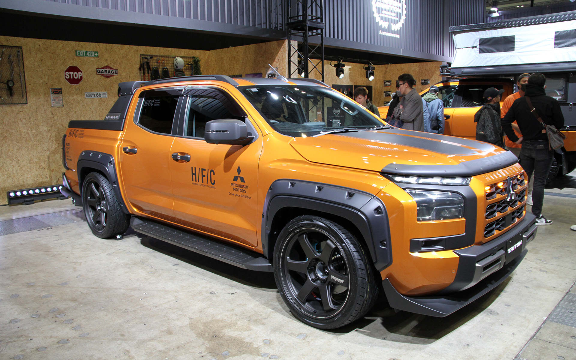 ローダウン化した“ヒロミ号”。外装では光沢のあるブラックパーツがマット調に変更されるとともに、レイズ「TE37」やプロジェクトμのブレーキキャリパーなどを装着。マフラーエンドはリアバンパーサイドからのぞくという特徴的なもの