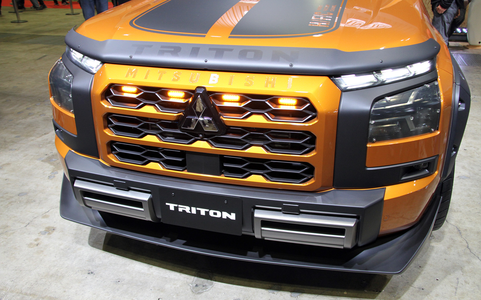 ローダウン化した“ヒロミ号”。外装では光沢のあるブラックパーツがマット調に変更されるとともに、レイズ「TE37」やプロジェクトμのブレーキキャリパーなどを装着。マフラーエンドはリアバンパーサイドからのぞくという特徴的なもの