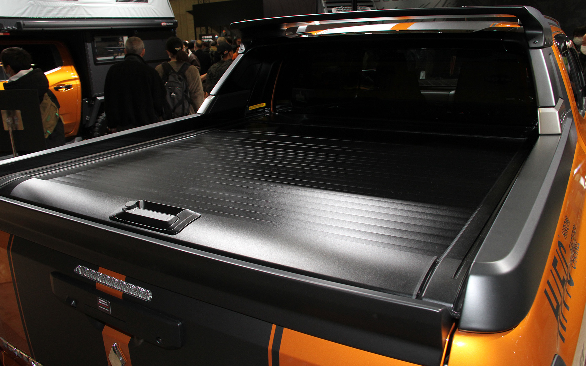 ローダウン化した“ヒロミ号”。外装では光沢のあるブラックパーツがマット調に変更されるとともに、レイズ「TE37」やプロジェクトμのブレーキキャリパーなどを装着。マフラーエンドはリアバンパーサイドからのぞくという特徴的なもの