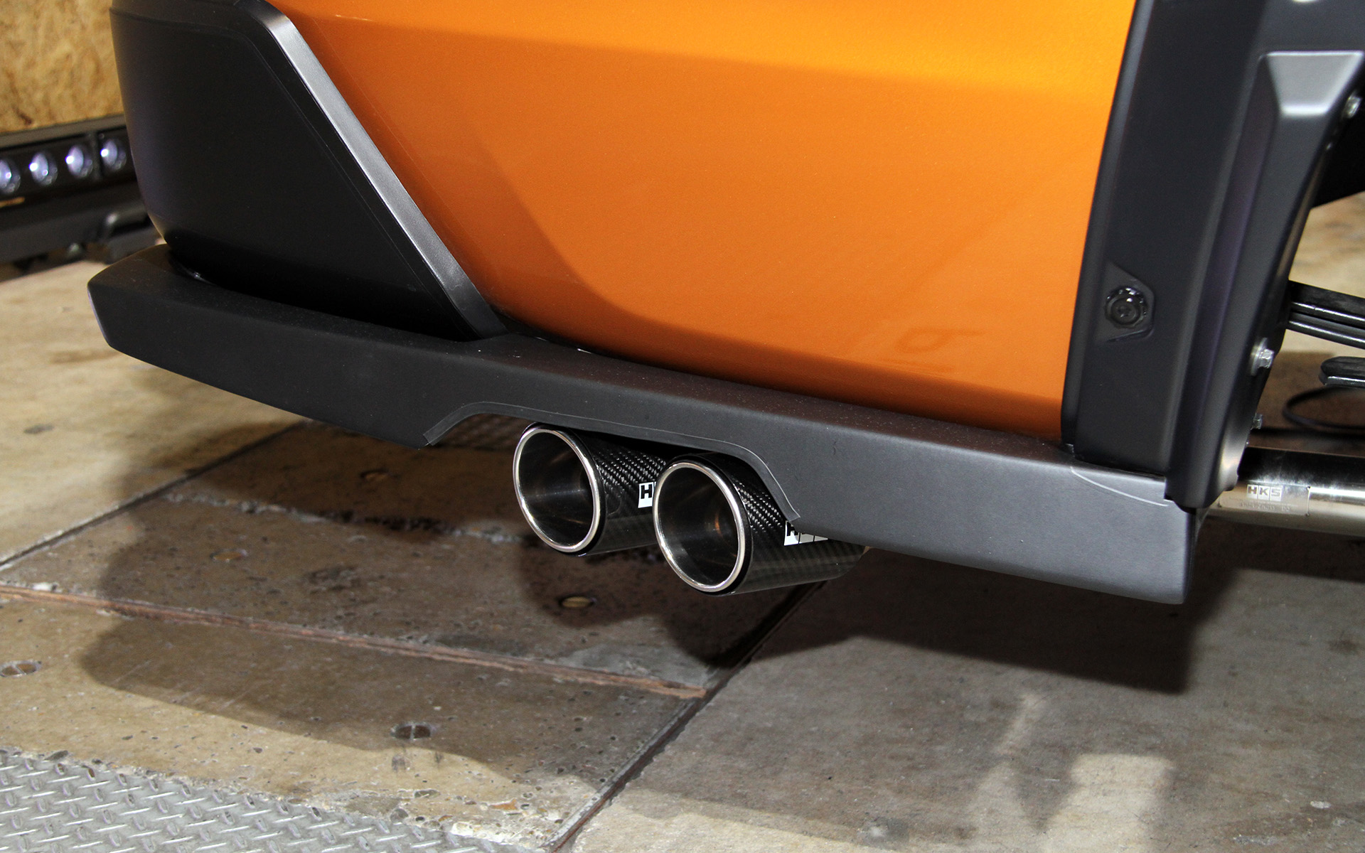 ローダウン化した“ヒロミ号”。外装では光沢のあるブラックパーツがマット調に変更されるとともに、レイズ「TE37」やプロジェクトμのブレーキキャリパーなどを装着。マフラーエンドはリアバンパーサイドからのぞくという特徴的なもの