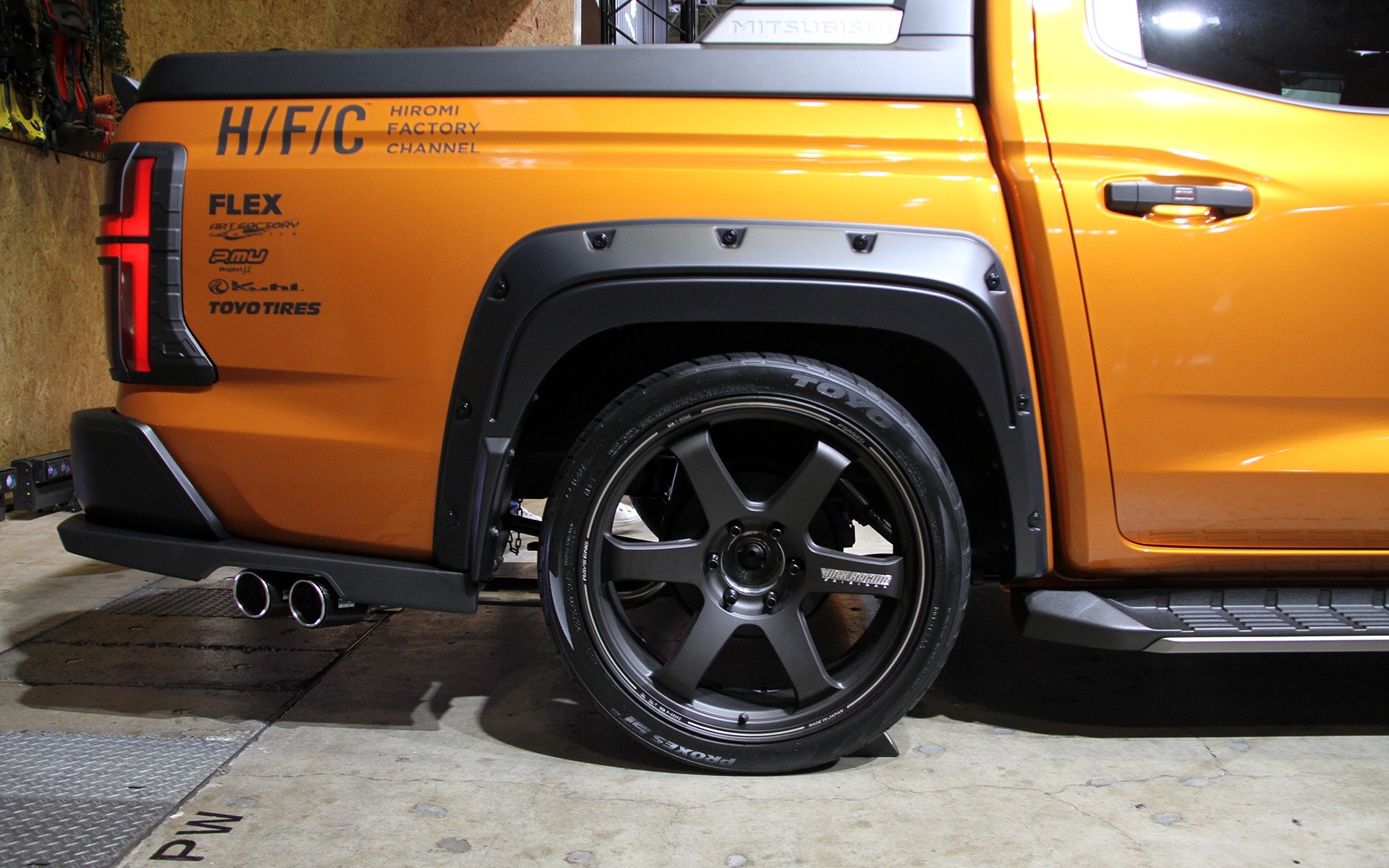 ローダウン化した“ヒロミ号”。外装では光沢のあるブラックパーツがマット調に変更されるとともに、レイズ「TE37」やプロジェクトμのブレーキキャリパーなどを装着。マフラーエンドはリアバンパーサイドからのぞくという特徴的なもの