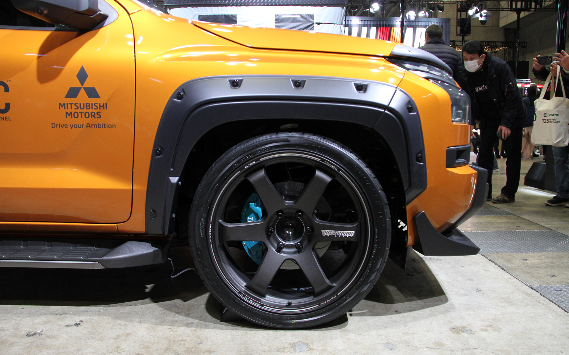 ローダウン化した“ヒロミ号”。外装では光沢のあるブラックパーツがマット調に変更されるとともに、レイズ「TE37」やプロジェクトμのブレーキキャリパーなどを装着。マフラーエンドはリアバンパーサイドからのぞくという特徴的なもの