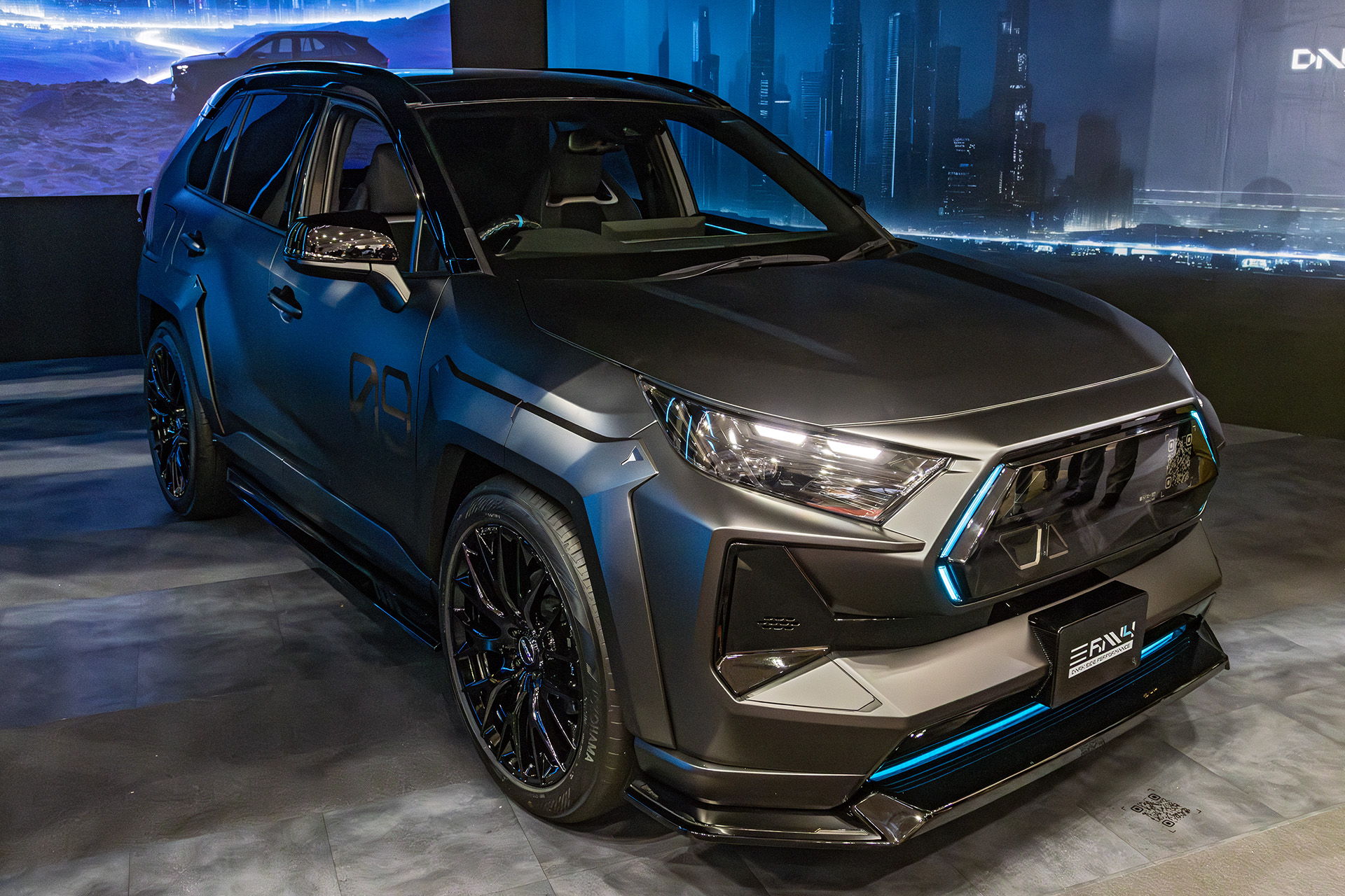 ボディサイズは4650×1915×1665（全長×全幅×全高）となっており、ベース車両であるPHEVより全長が50mm、全幅が60mmそれぞれアップ、逆に全高は30mmダウンとなっている