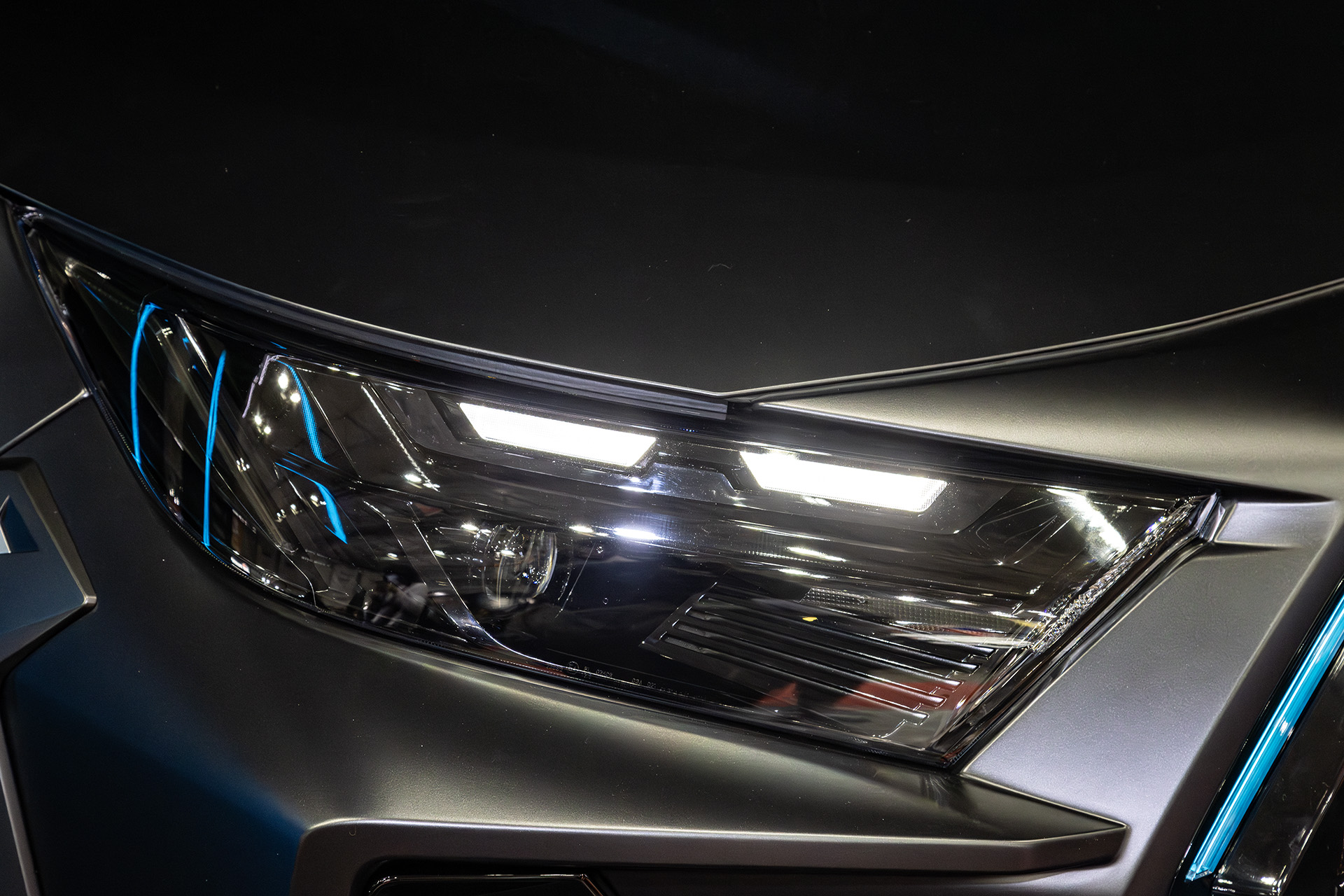 LEDヘッドライトはこうしたイメージにピッタリ