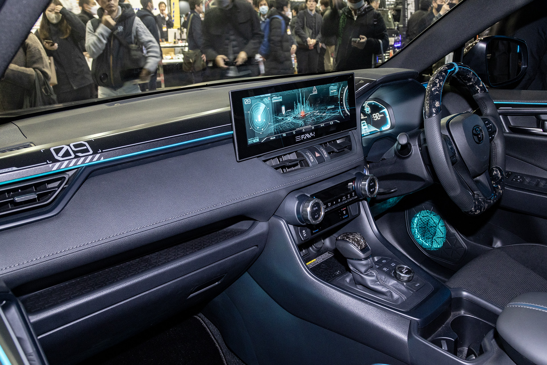 ターコイズブルーのイルミネーションが美しい。ワイドなセンターディスプレイも違和感なく収まっている