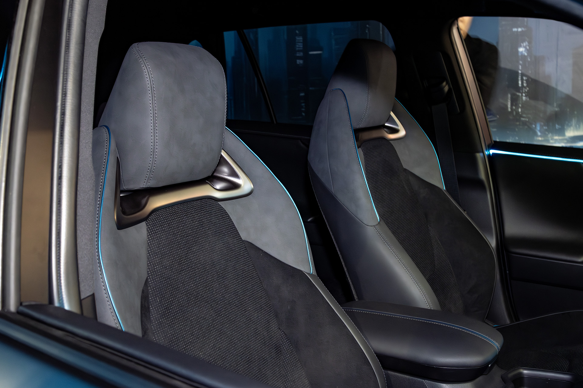 シートはマットな表皮を採用。パイピングはイルミと同じターコイズブルー