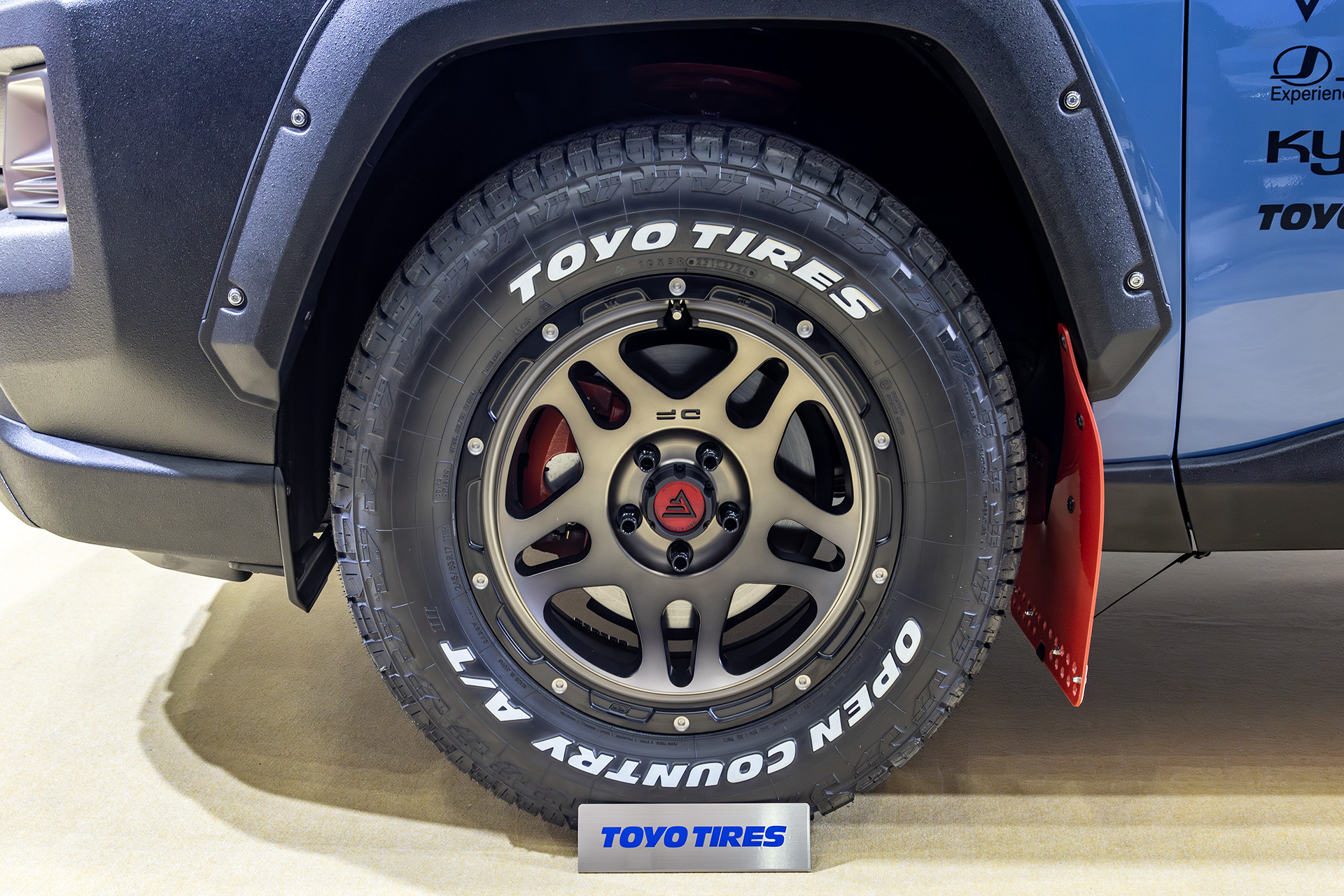 タイヤはトーヨーのオープンカントリーA/T。ノーマルよりオフロード感を高めた245/65R17。オーバーフェンダーはJAOS製