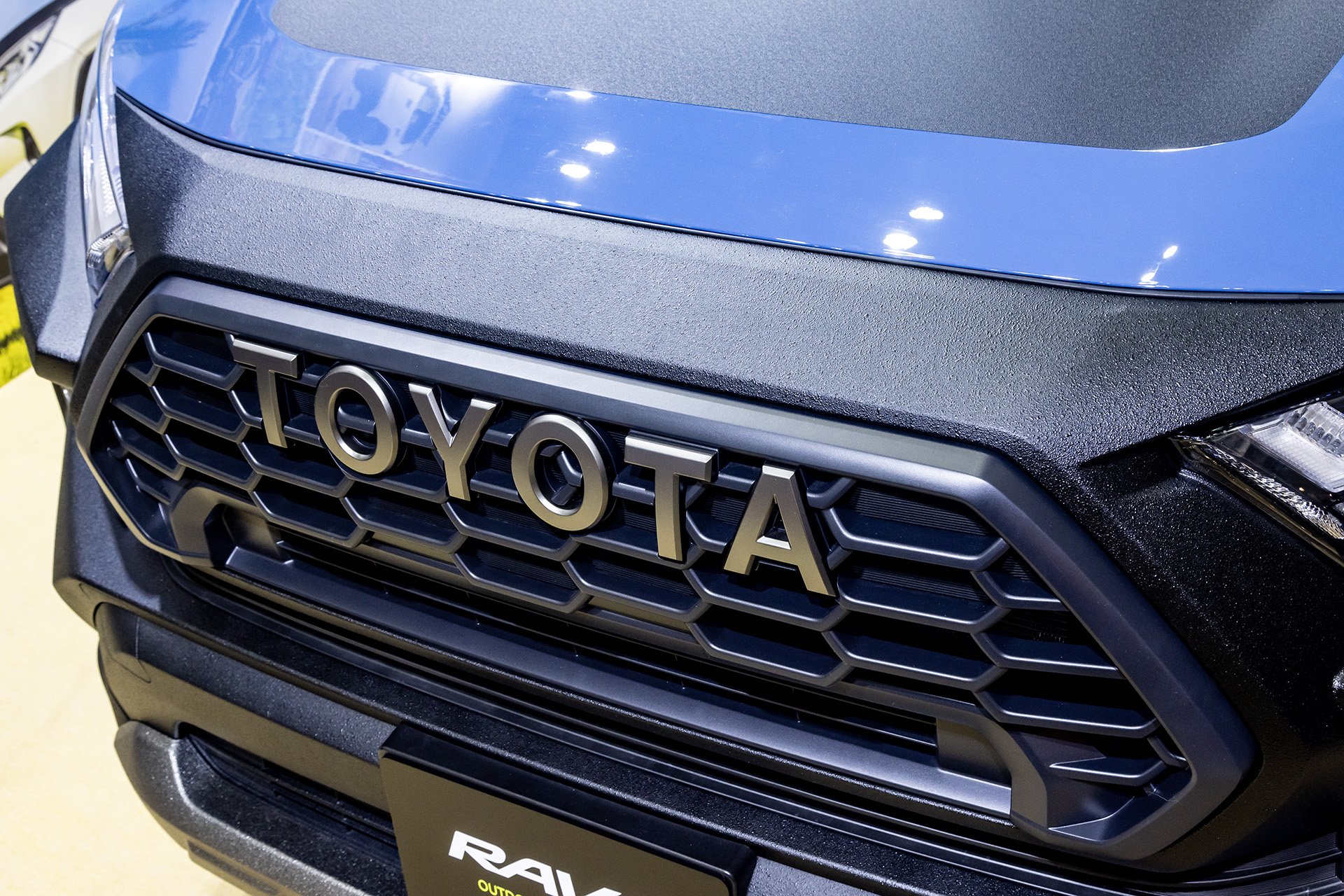 フロントマスクまわりは純正の「GORI GORI BLACK」塗装。TOYOTAロゴ入りのフロントグリルは参考出品的なアイテム