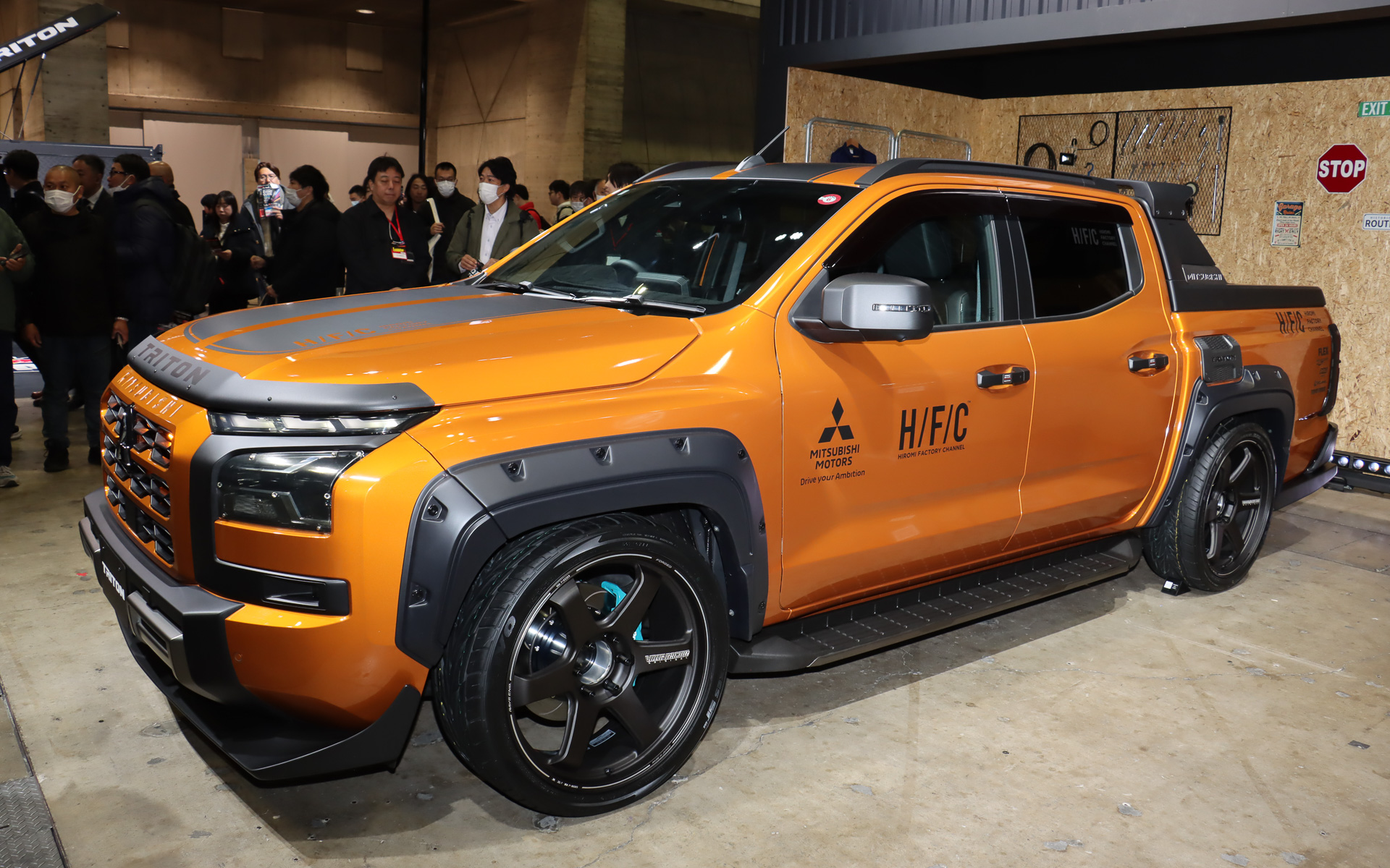 ローダウンサスペンションやエアロパーツの装着などによってオンロードイメージを強調している