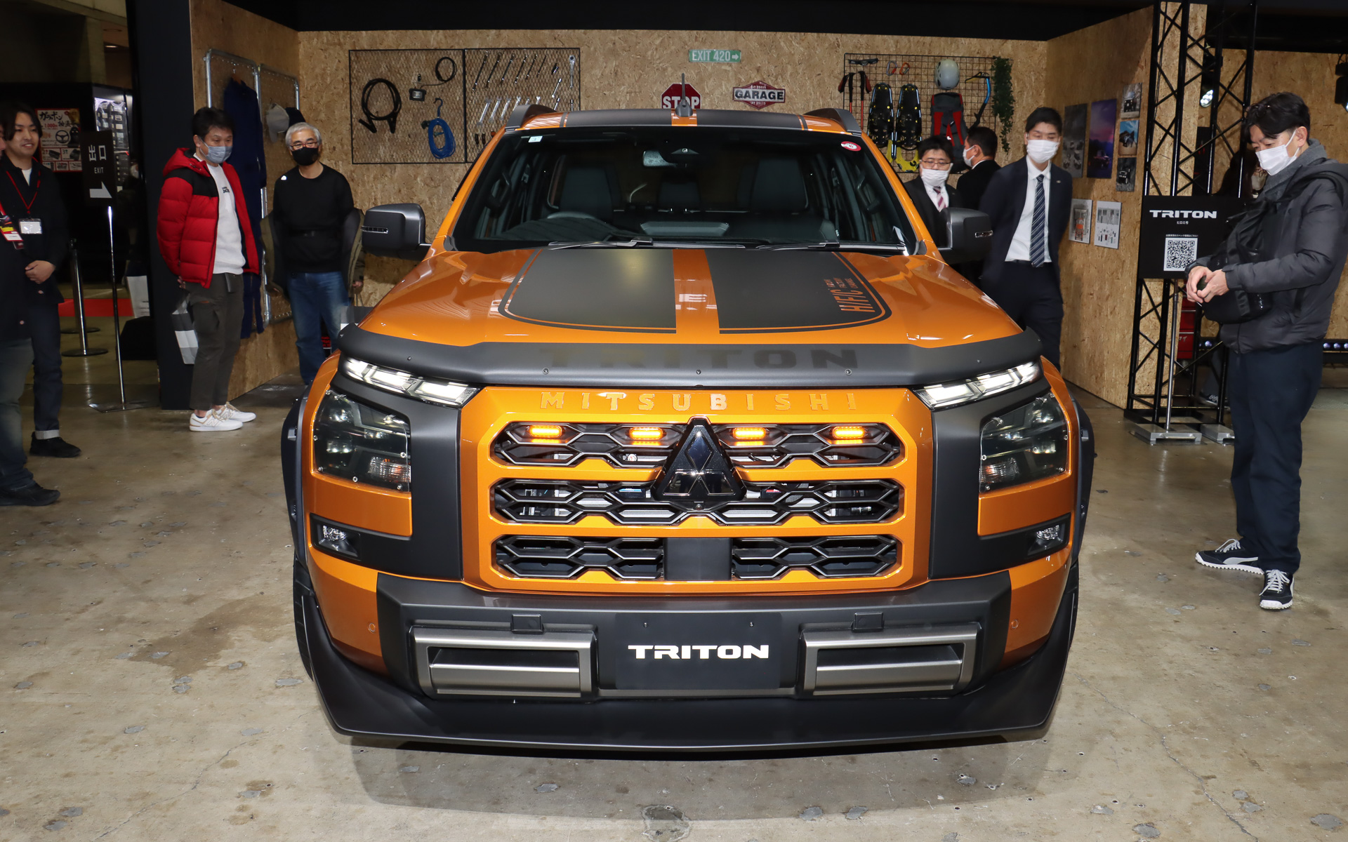 ローダウンサスペンションやエアロパーツの装着などによってオンロードイメージを強調している