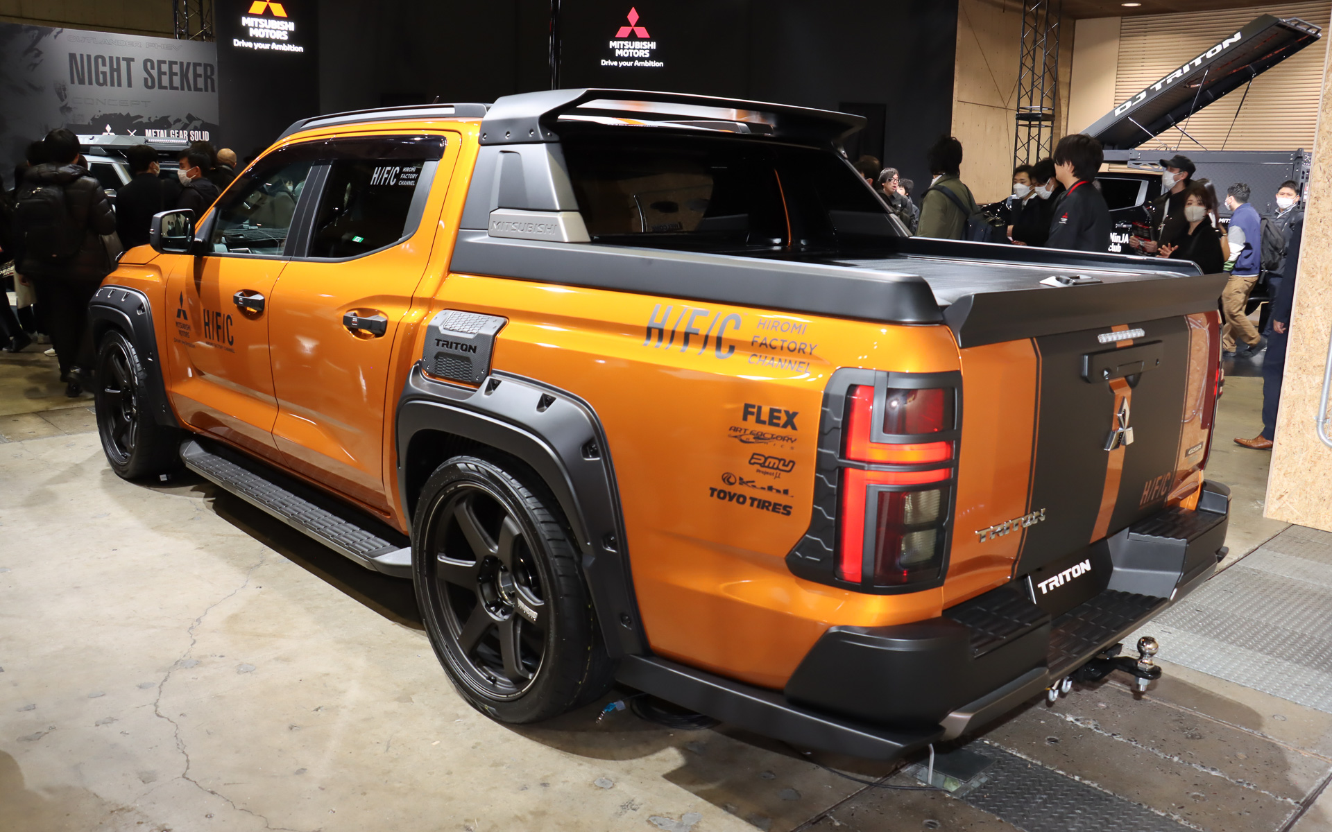 ローダウンサスペンションやエアロパーツの装着などによってオンロードイメージを強調している