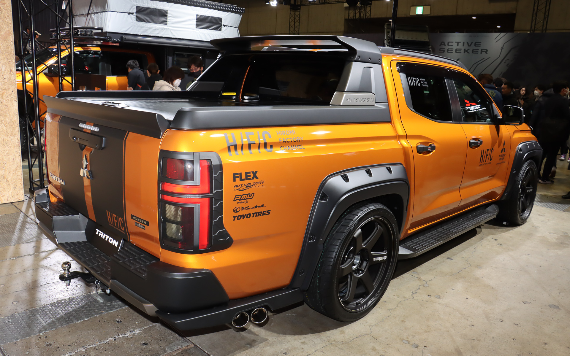 ローダウンサスペンションやエアロパーツの装着などによってオンロードイメージを強調している