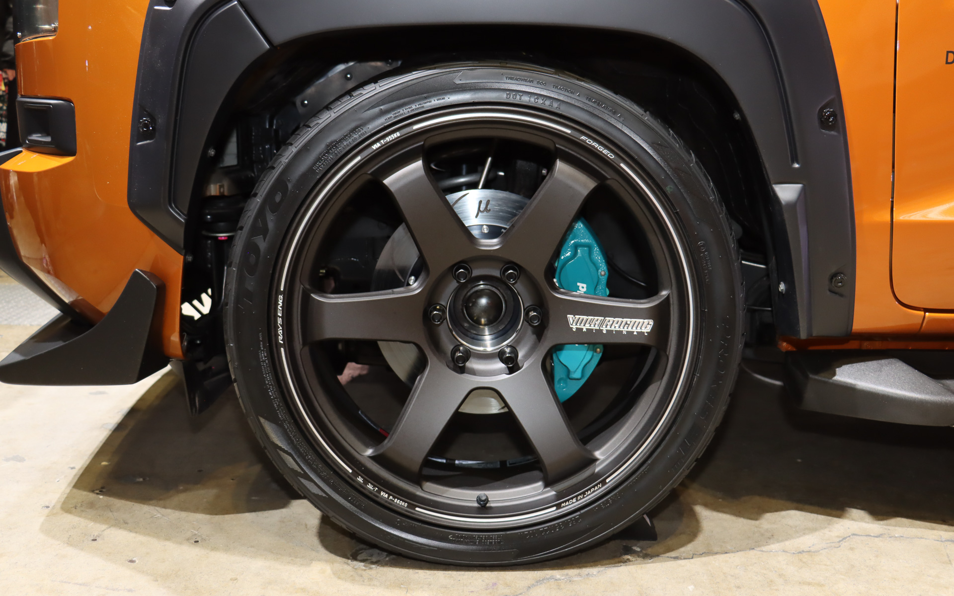 ホイールはRAYSのVOLK RACING TE37 Ultra LARGE P.C.D.を装着。フロントのブレーキキャリパーはプロジェクトμを装備