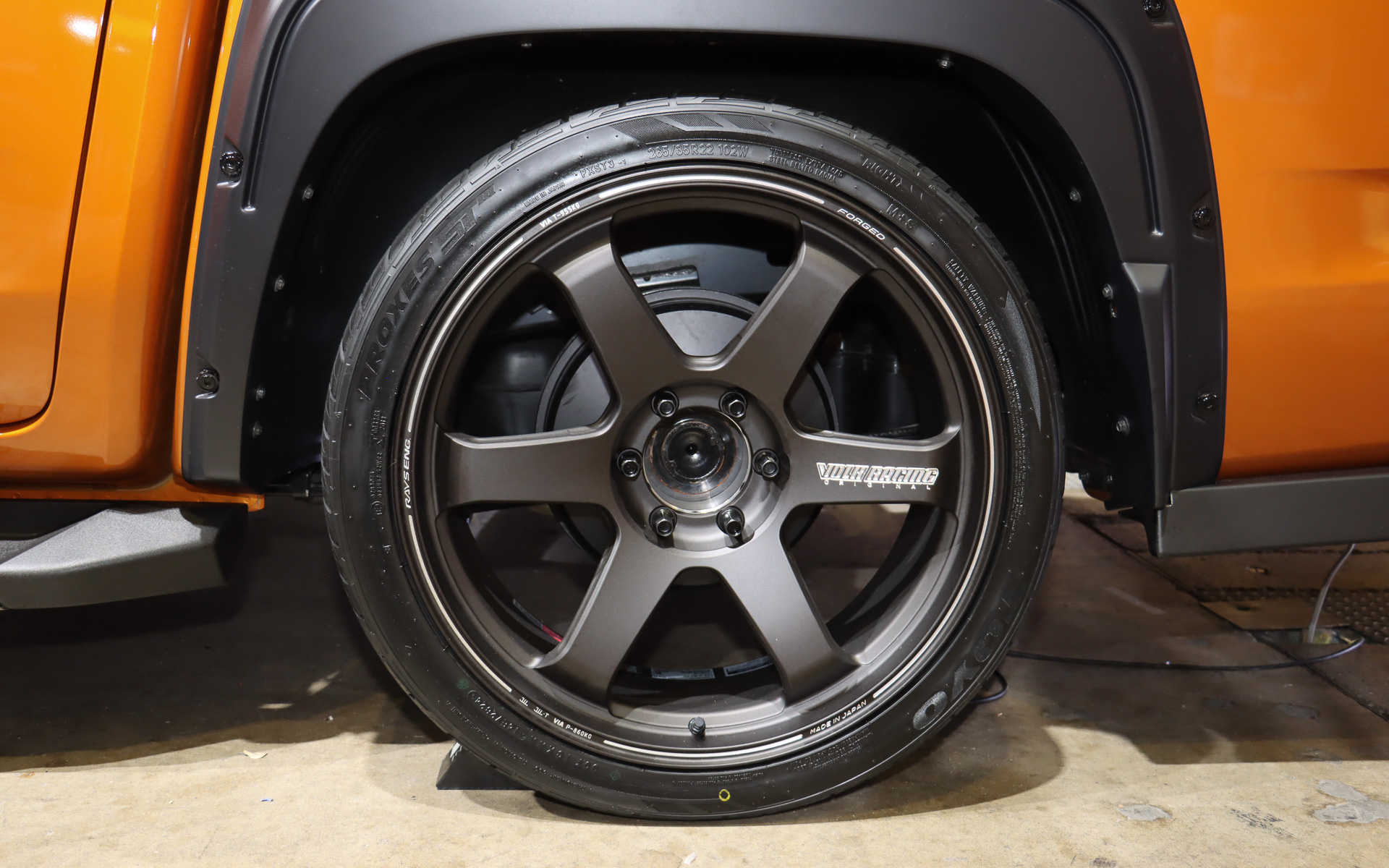 ホイールはRAYSのVOLK RACING TE37 Ultra LARGE P.C.D.を装着。フロントのブレーキキャリパーはプロジェクトμを装備