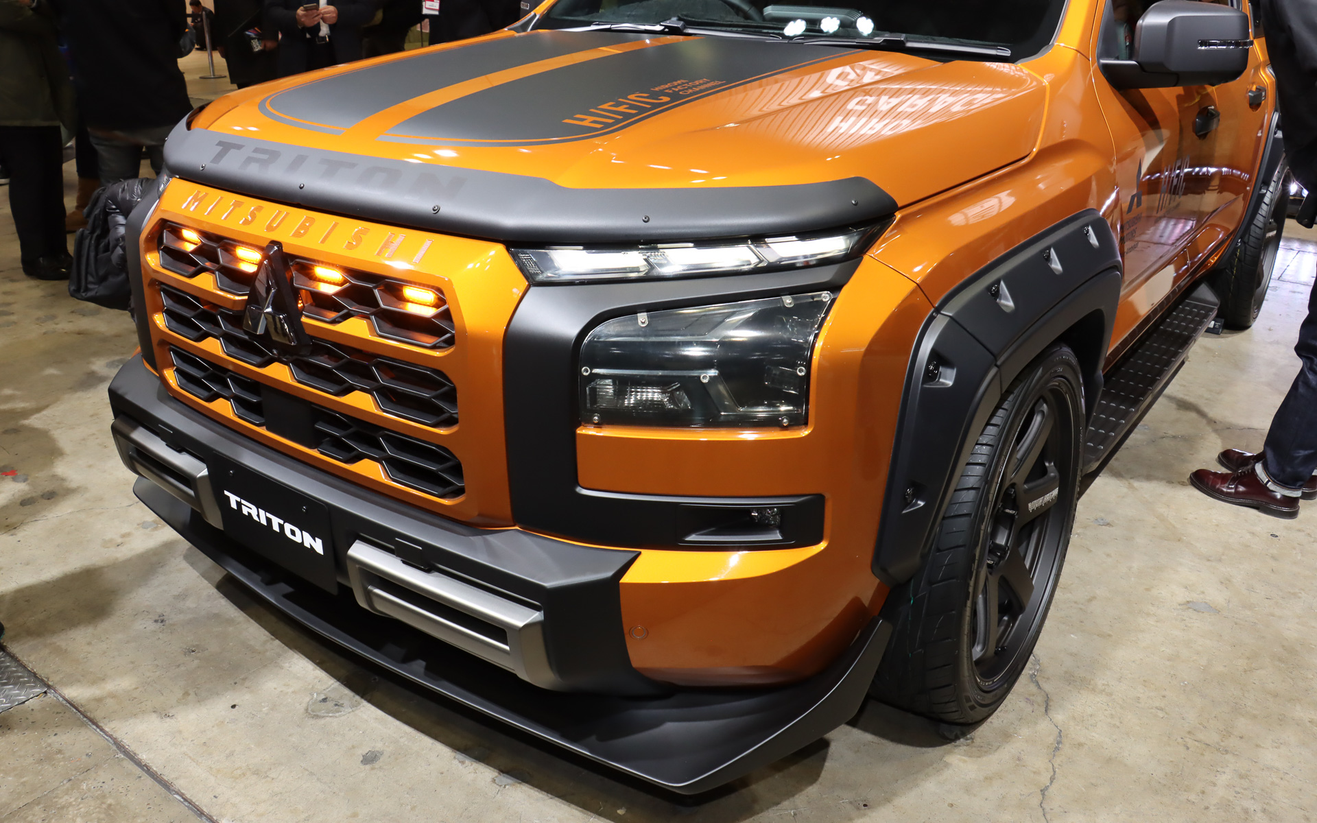 マットブラックのエアロパーツやオーバーフェンダーを追加している