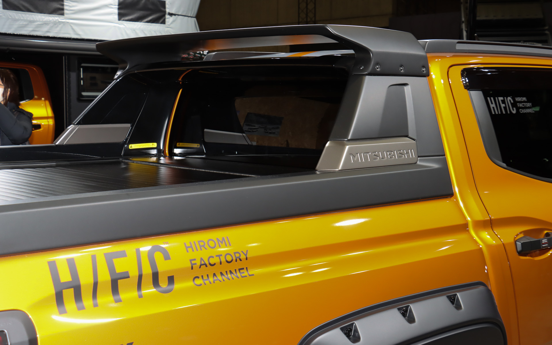 マットブラックのエアロパーツやオーバーフェンダーを追加している