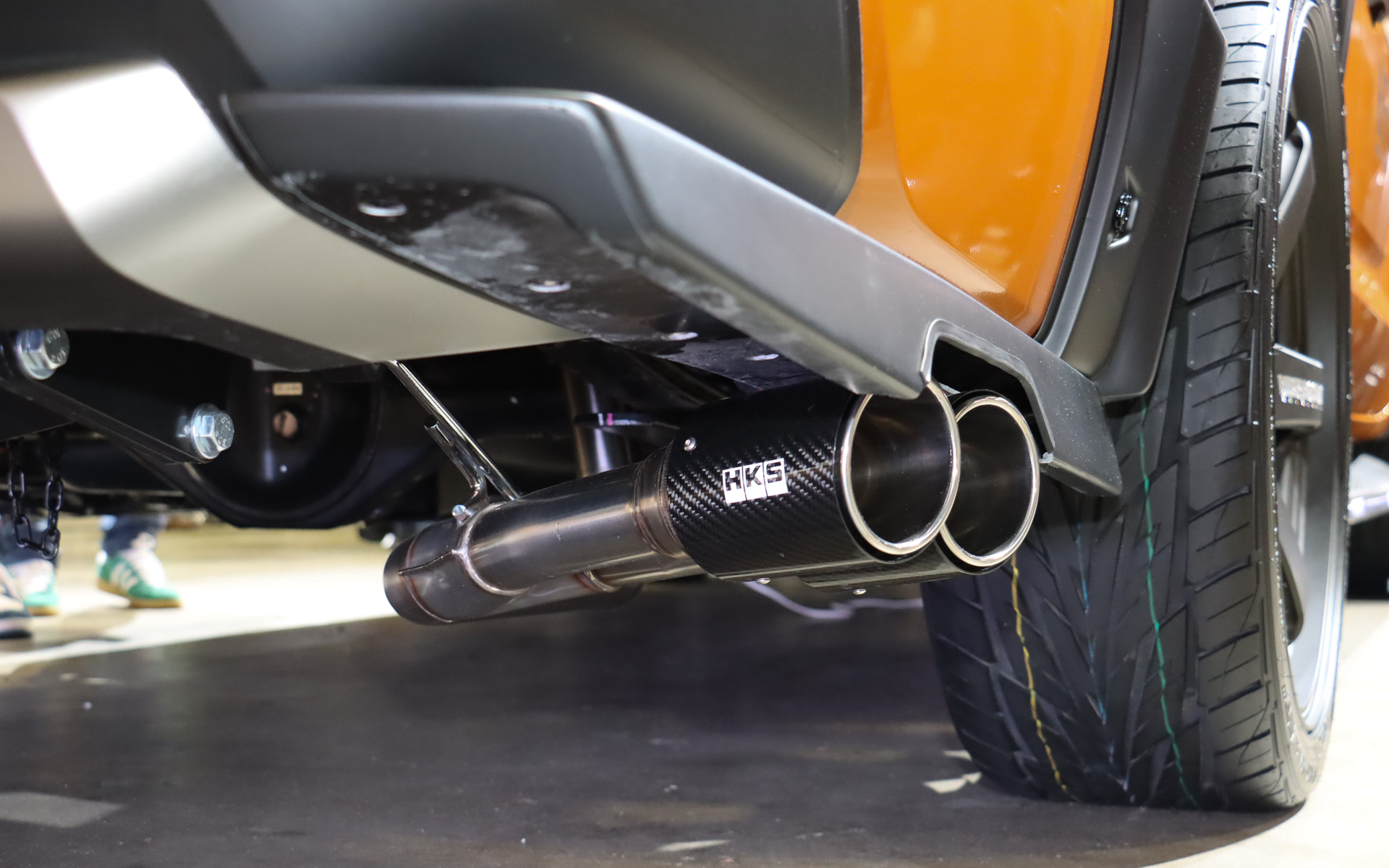 海外向け製品という「サイド出し」のHKS製マフラーをチョイス