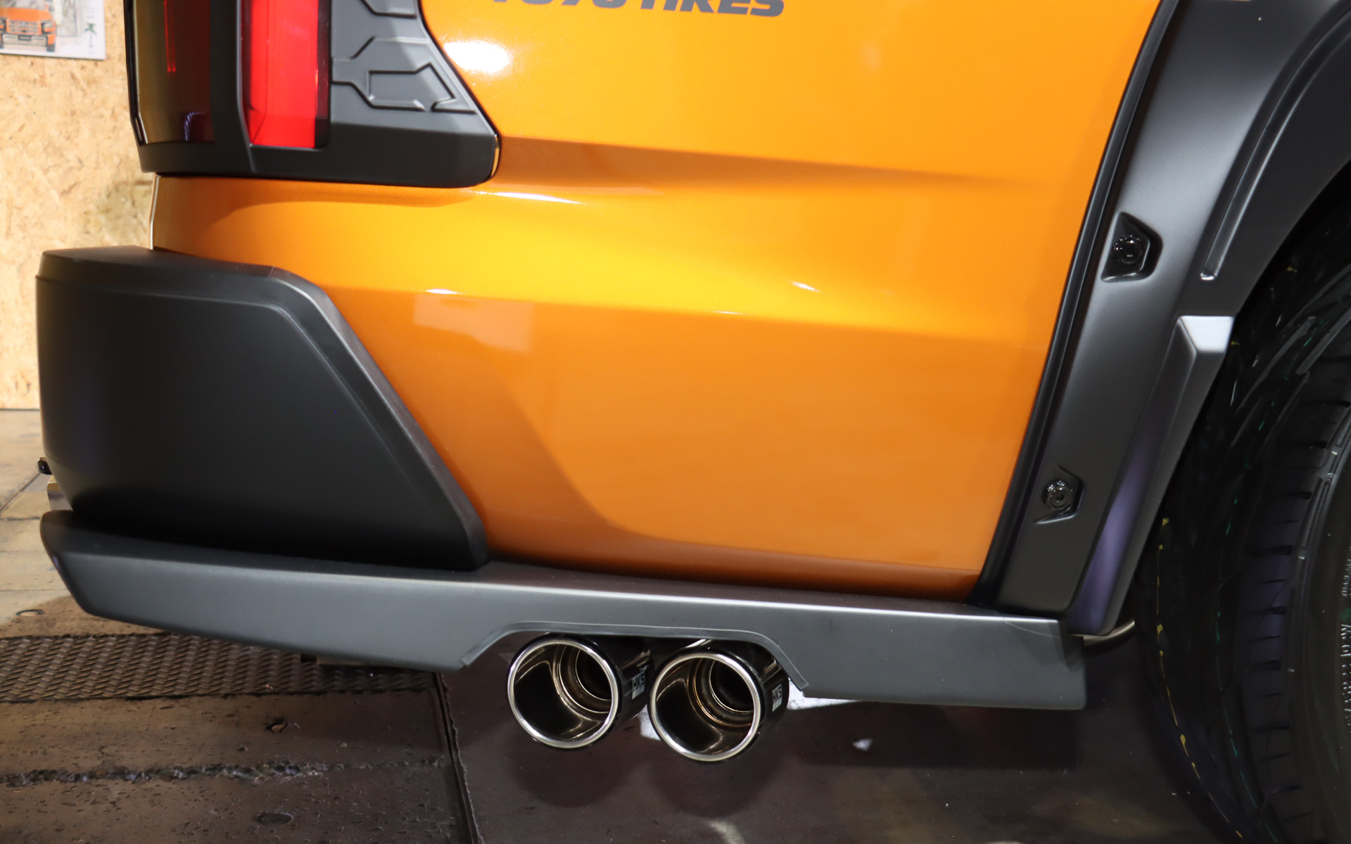 海外向け製品という「サイド出し」のHKS製マフラーをチョイス