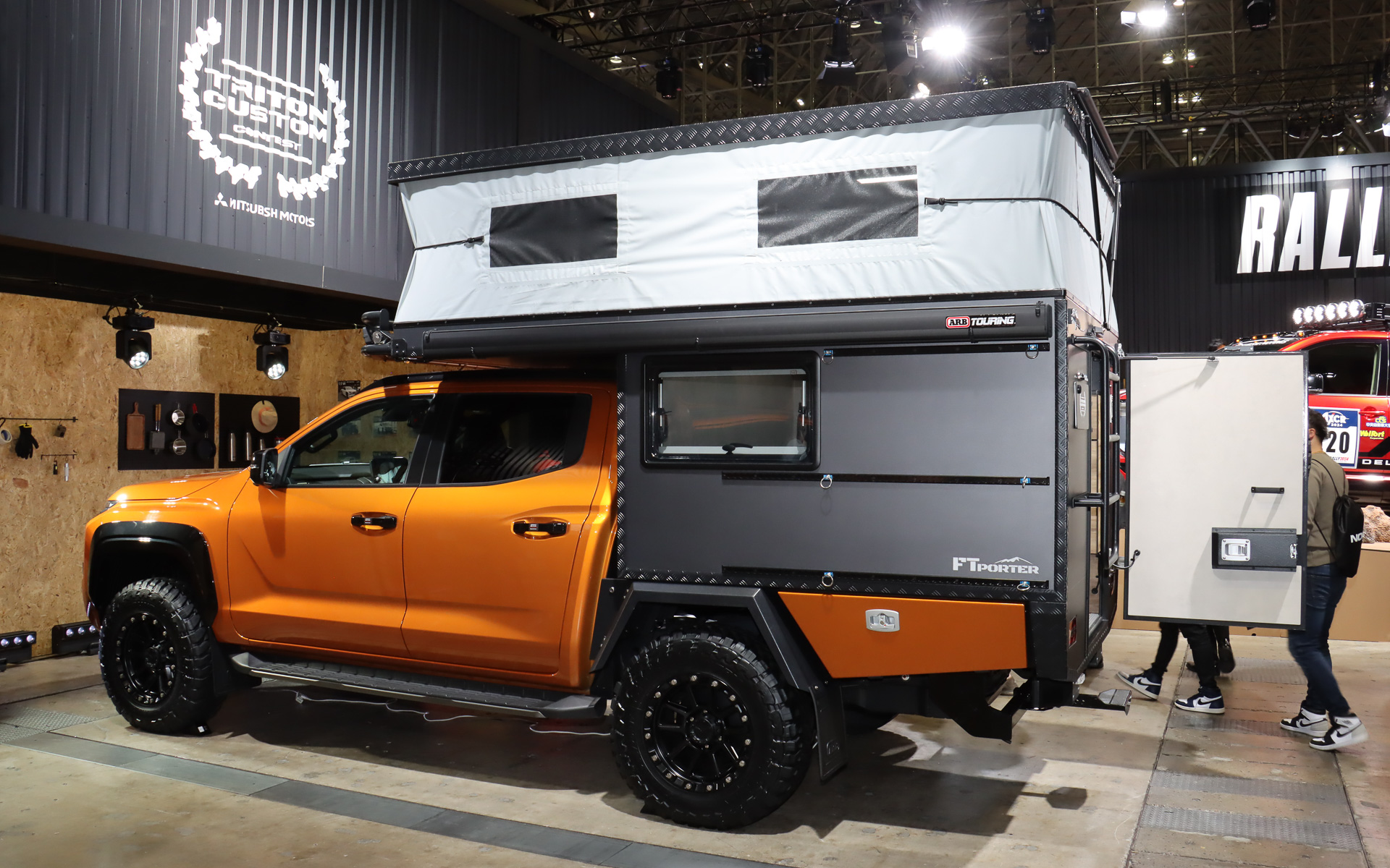 ボディのリアタイヤ後方を切り上げてデパーチャーアングルを拡大し、タイヤをトーヨータイヤのオープンカントリー M/Tに変更。オフロードでの走破性を高めている