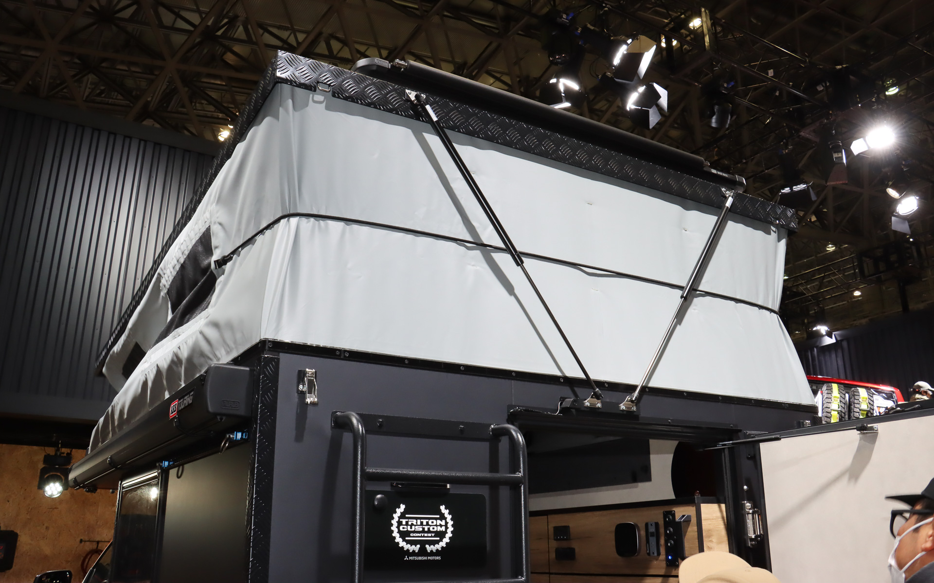 ガスダンパーを利用するポップアップルーフにより、簡単な作業で大人2人、子供1人分の就寝スペースが出現する