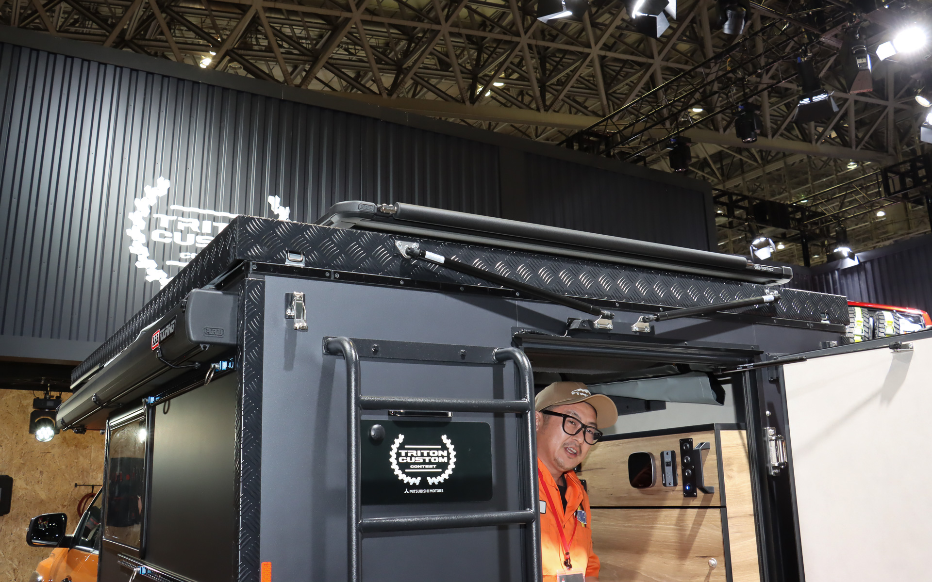 ガスダンパーを利用するポップアップルーフにより、簡単な作業で大人2人、子供1人分の就寝スペースが出現する