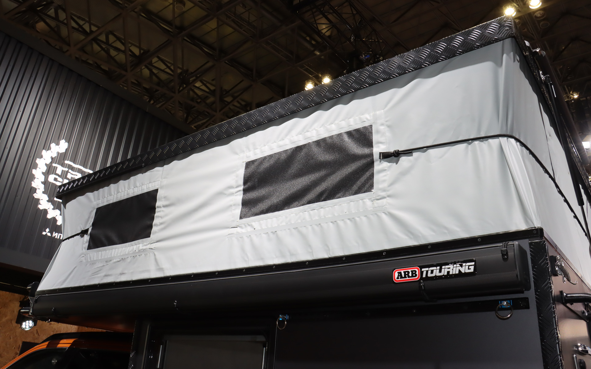 ガスダンパーを利用するポップアップルーフにより、簡単な作業で大人2人、子供1人分の就寝スペースが出現する