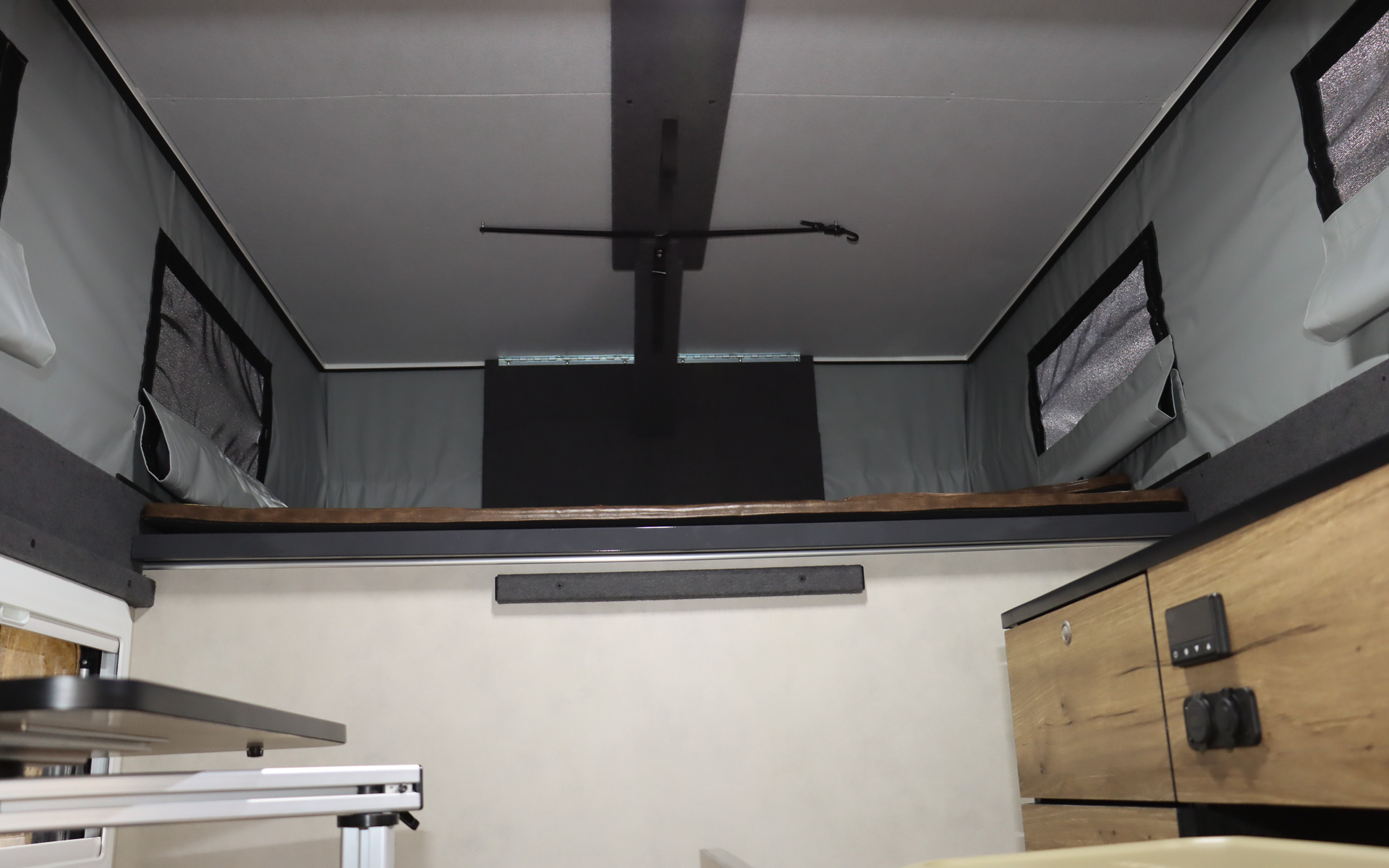 ガスダンパーを利用するポップアップルーフにより、簡単な作業で大人2人、子供1人分の就寝スペースが出現する