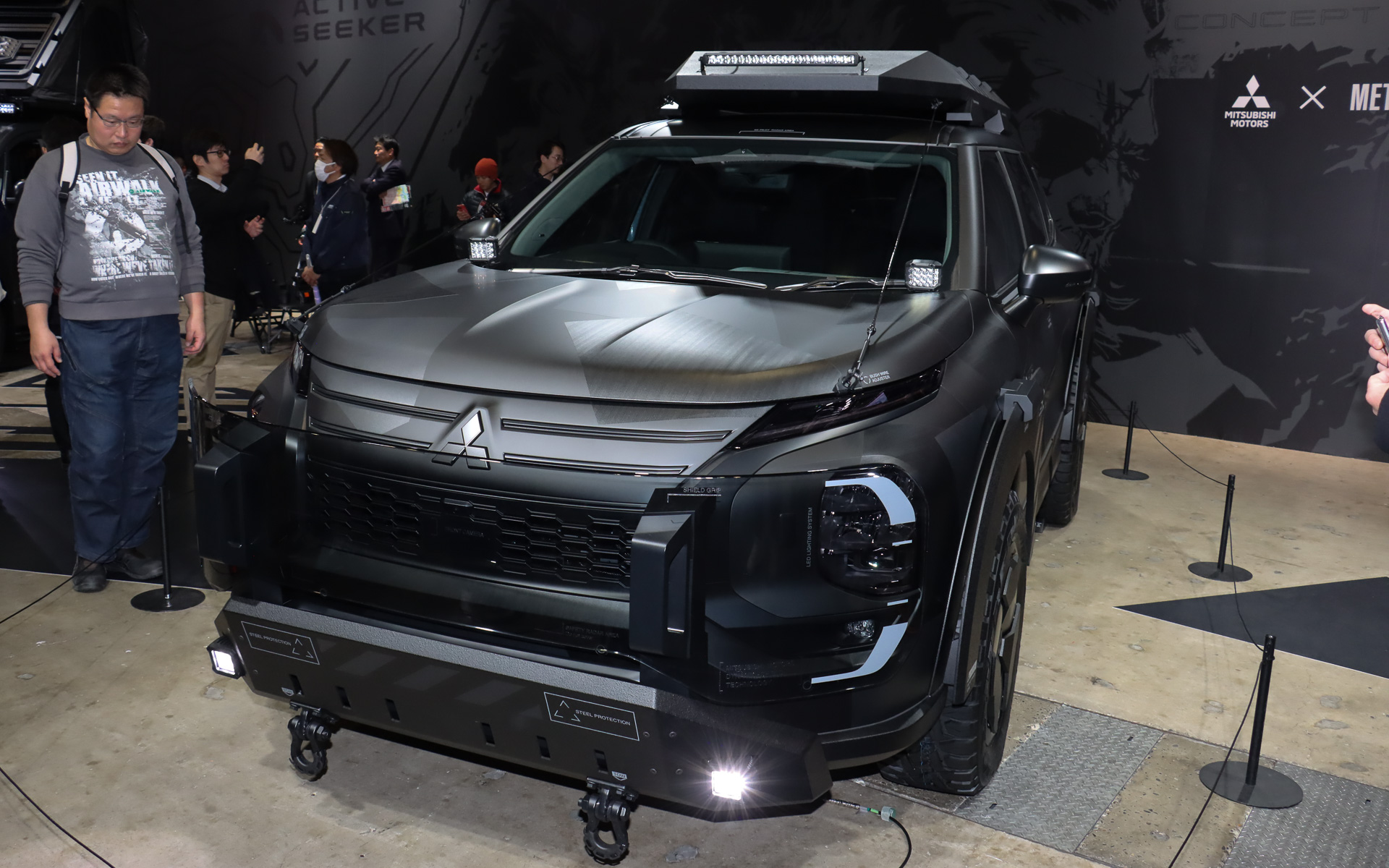 反射を抑えたマット調の迷彩色で外観を統一