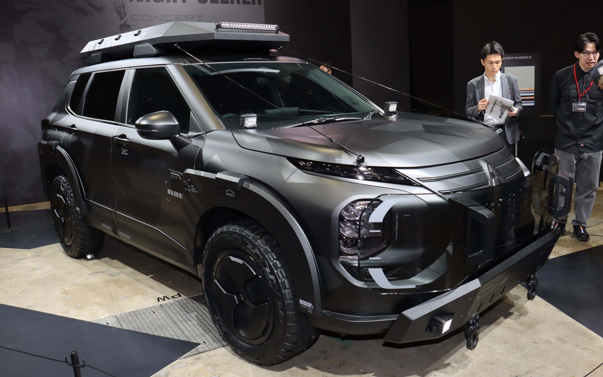 反射を抑えたマット調の迷彩色で外観を統一