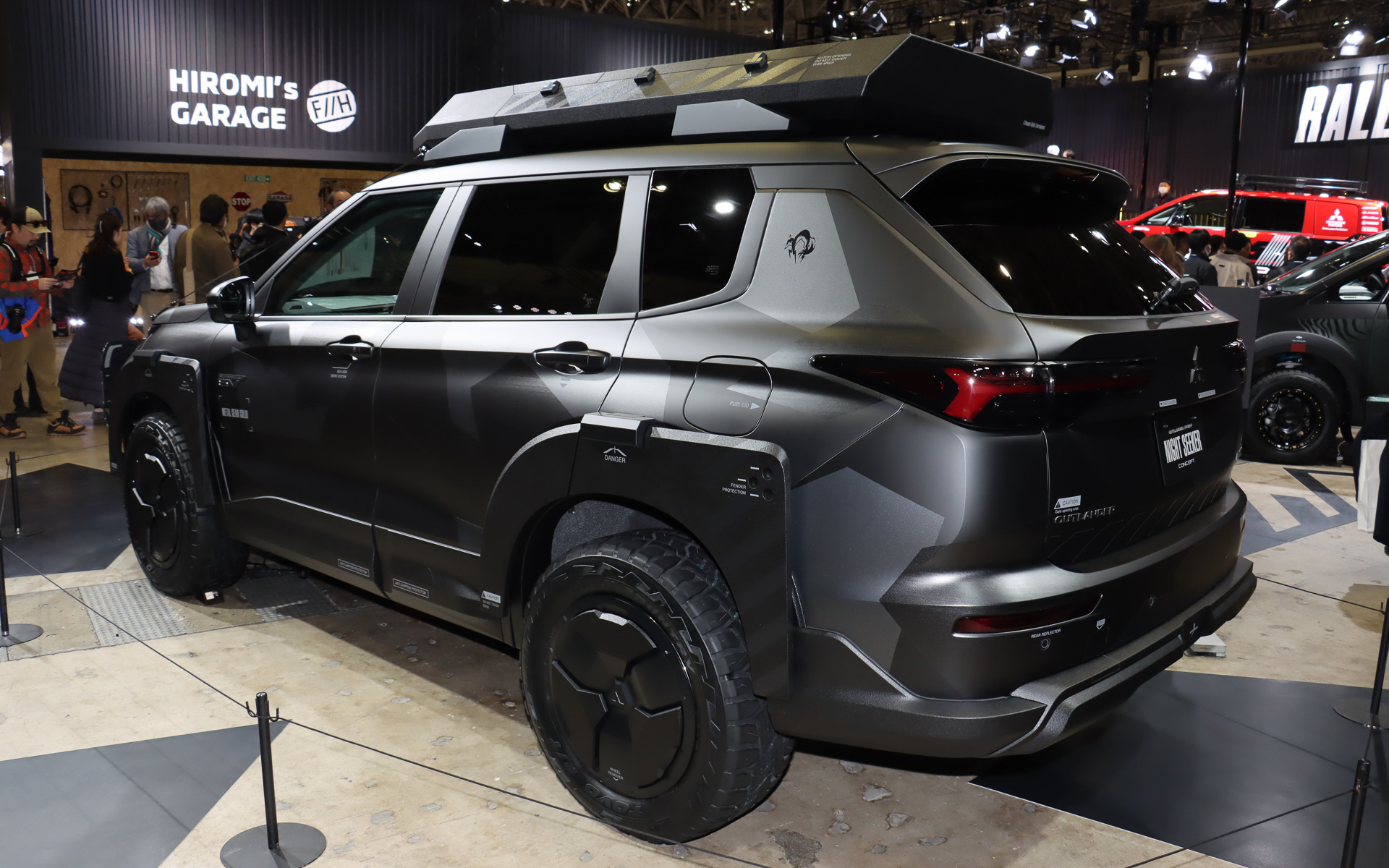 反射を抑えたマット調の迷彩色で外観を統一