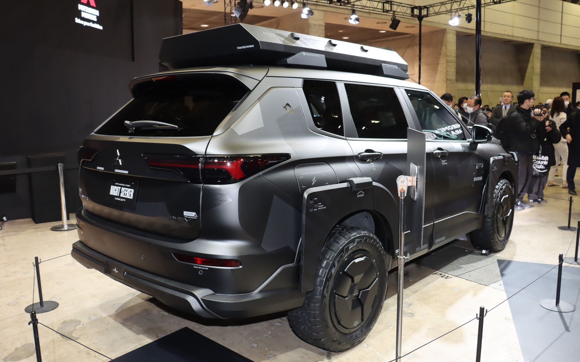 反射を抑えたマット調の迷彩色で外観を統一