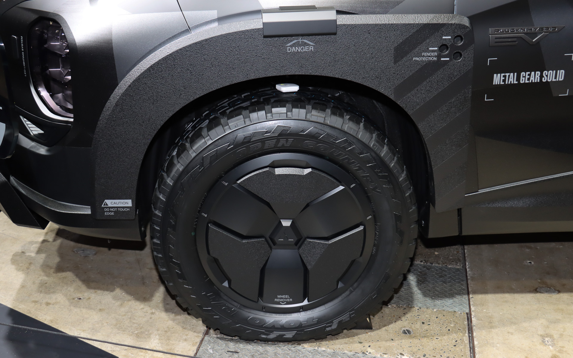 樹脂製のホイールカバーを備えたホイールに、ブラックレター側を外側にしたトーヨータイヤのオープンカントリー R/Tを装着