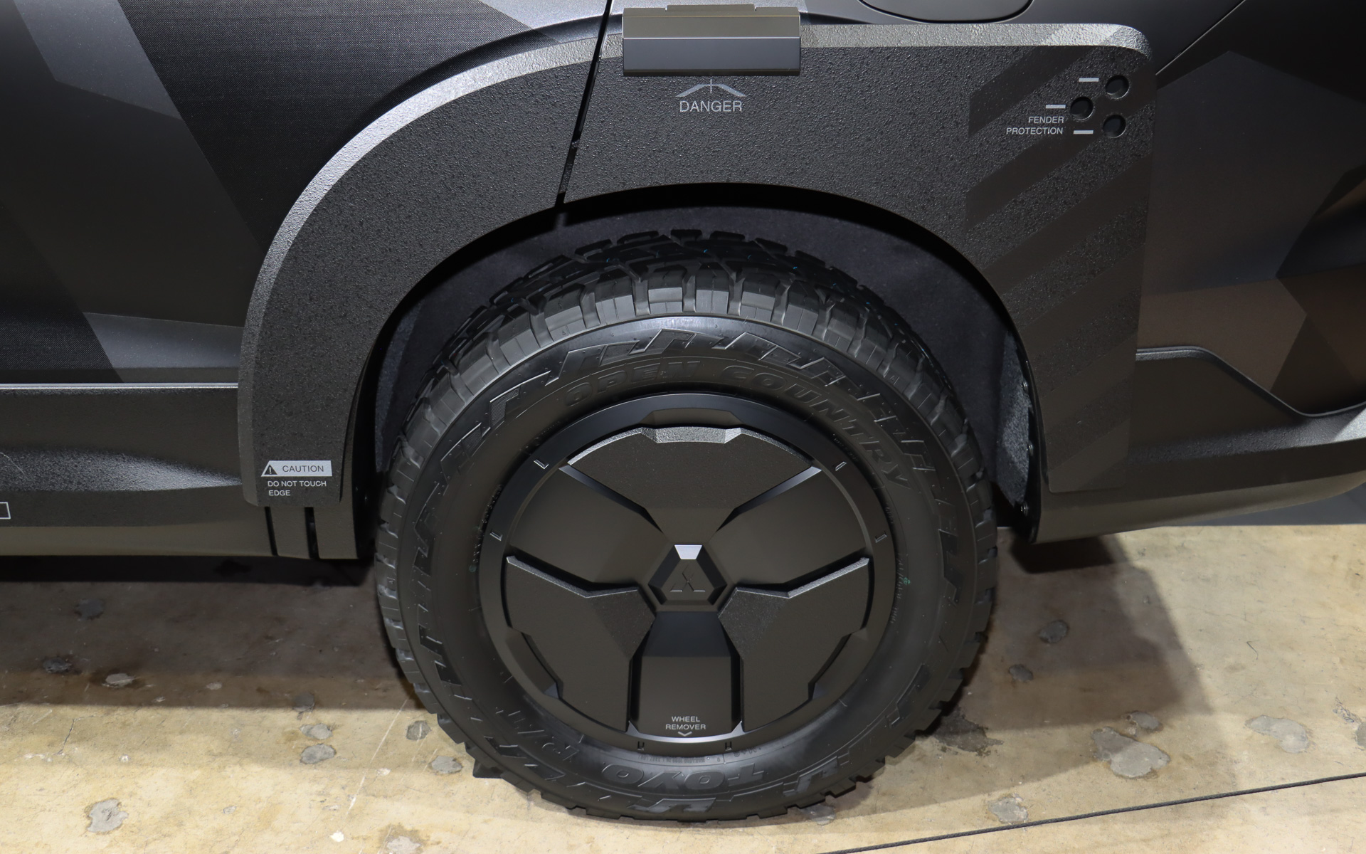 樹脂製のホイールカバーを備えたホイールに、ブラックレター側を外側にしたトーヨータイヤのオープンカントリー R/Tを装着