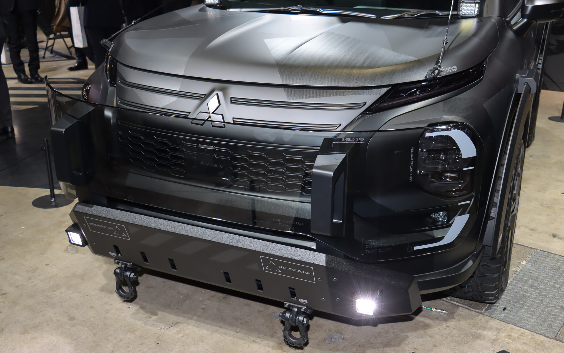 車両前方にガードパネルを設置