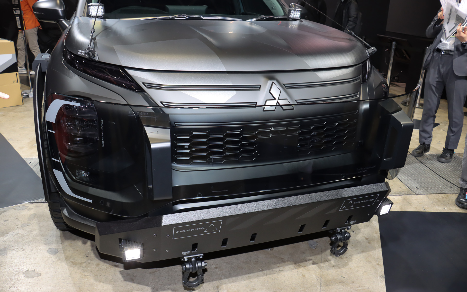 車両前方にガードパネルを設置