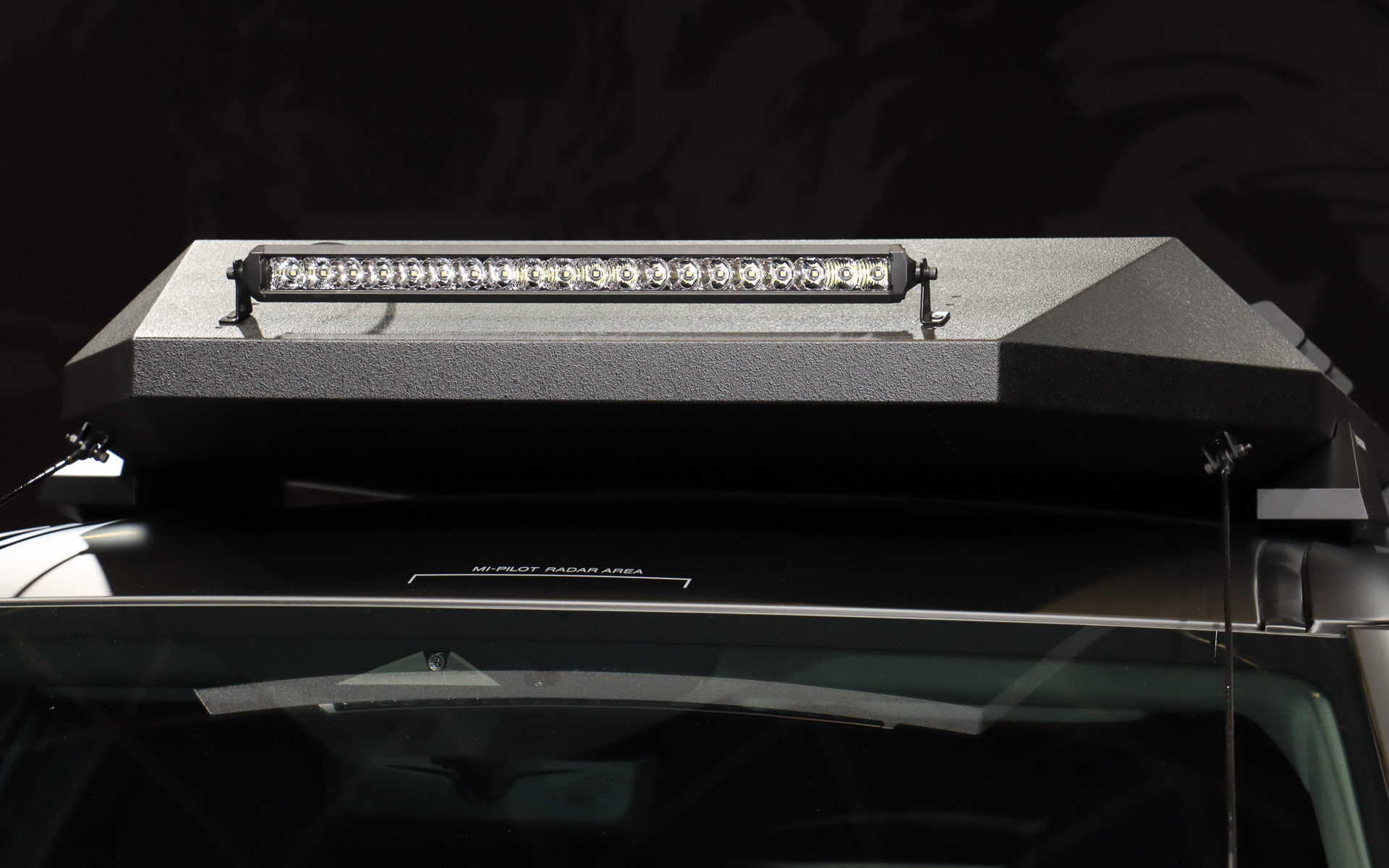 ボディに作業灯などを設置して過酷な潜入ミッションへの対応力をアピール