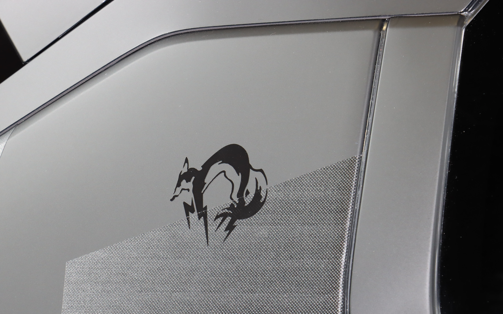 ボディに作業灯などを設置して過酷な潜入ミッションへの対応力をアピール