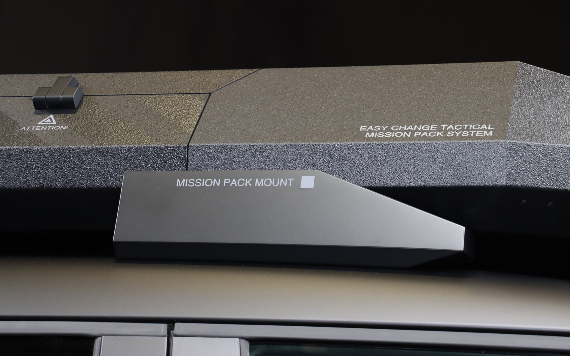 ボディに作業灯などを設置して過酷な潜入ミッションへの対応力をアピール