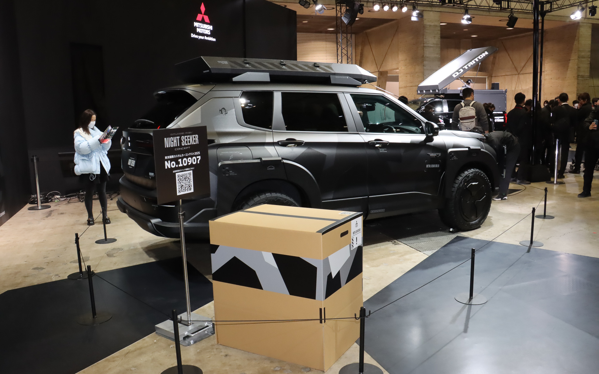 いつの間にか車両の脇に大きなダンボール箱が移動していた