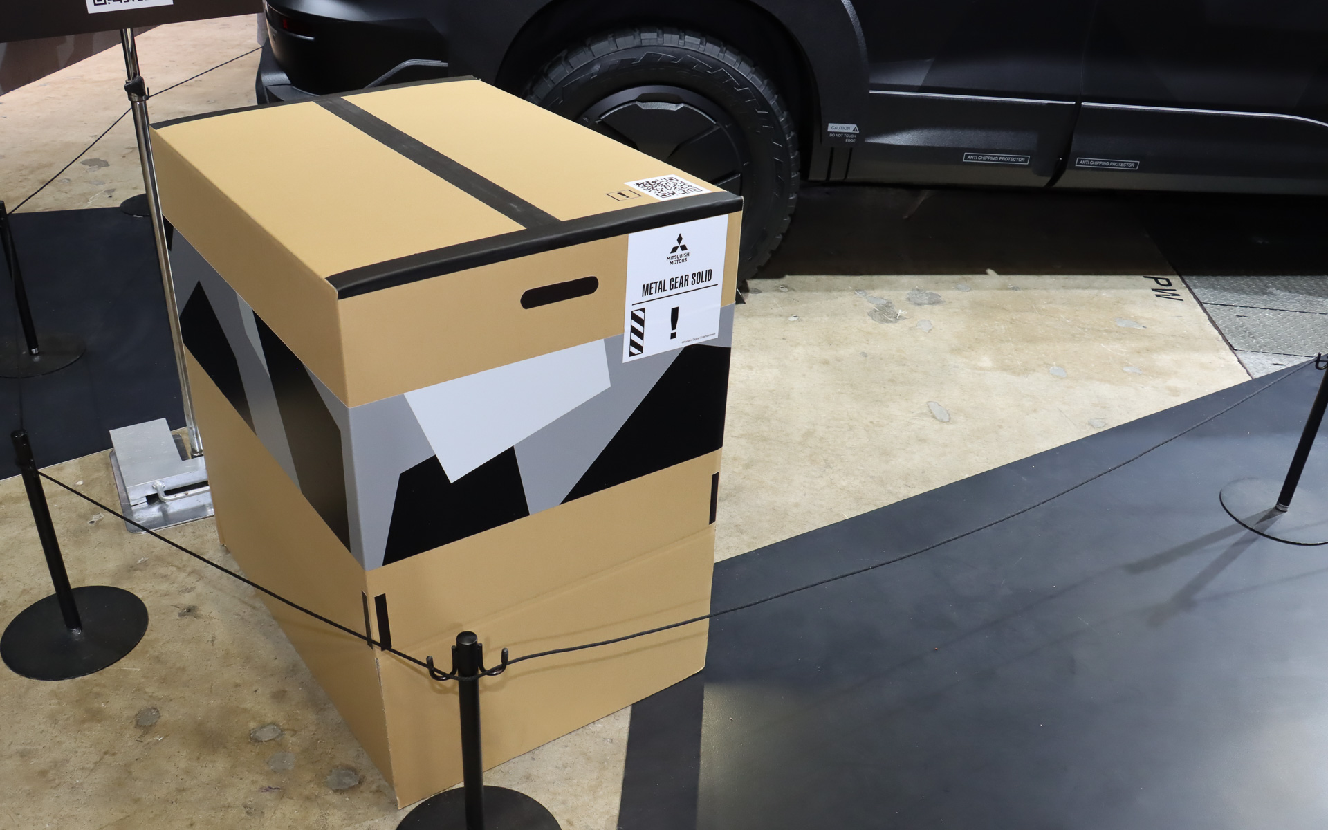 いつの間にか車両の脇に大きなダンボール箱が移動していた