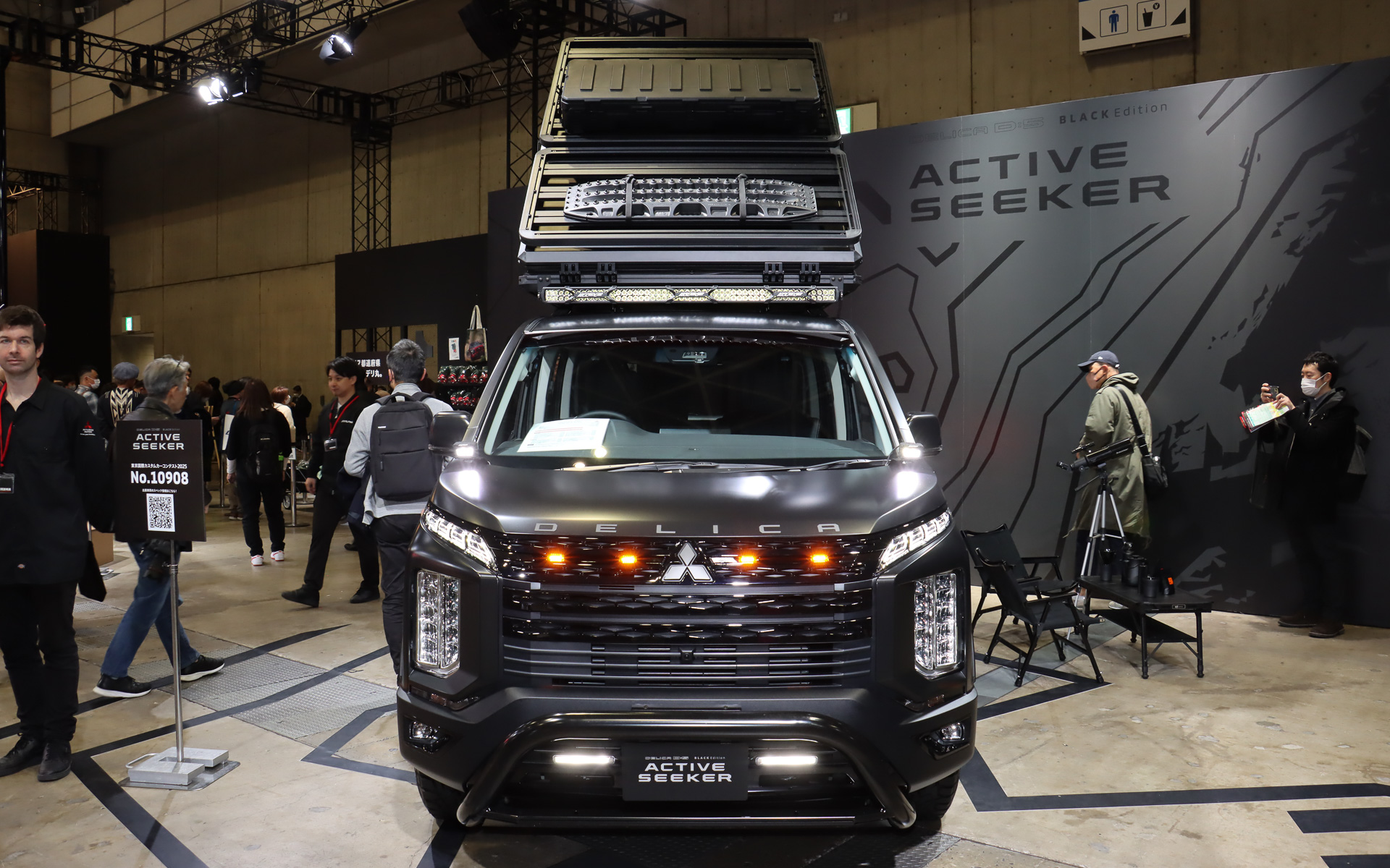 ルーフ上にポップアップテントを備える