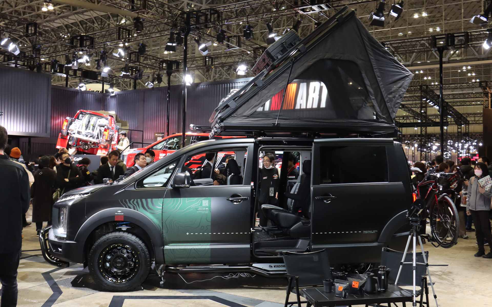 ルーフ上にポップアップテントを備える