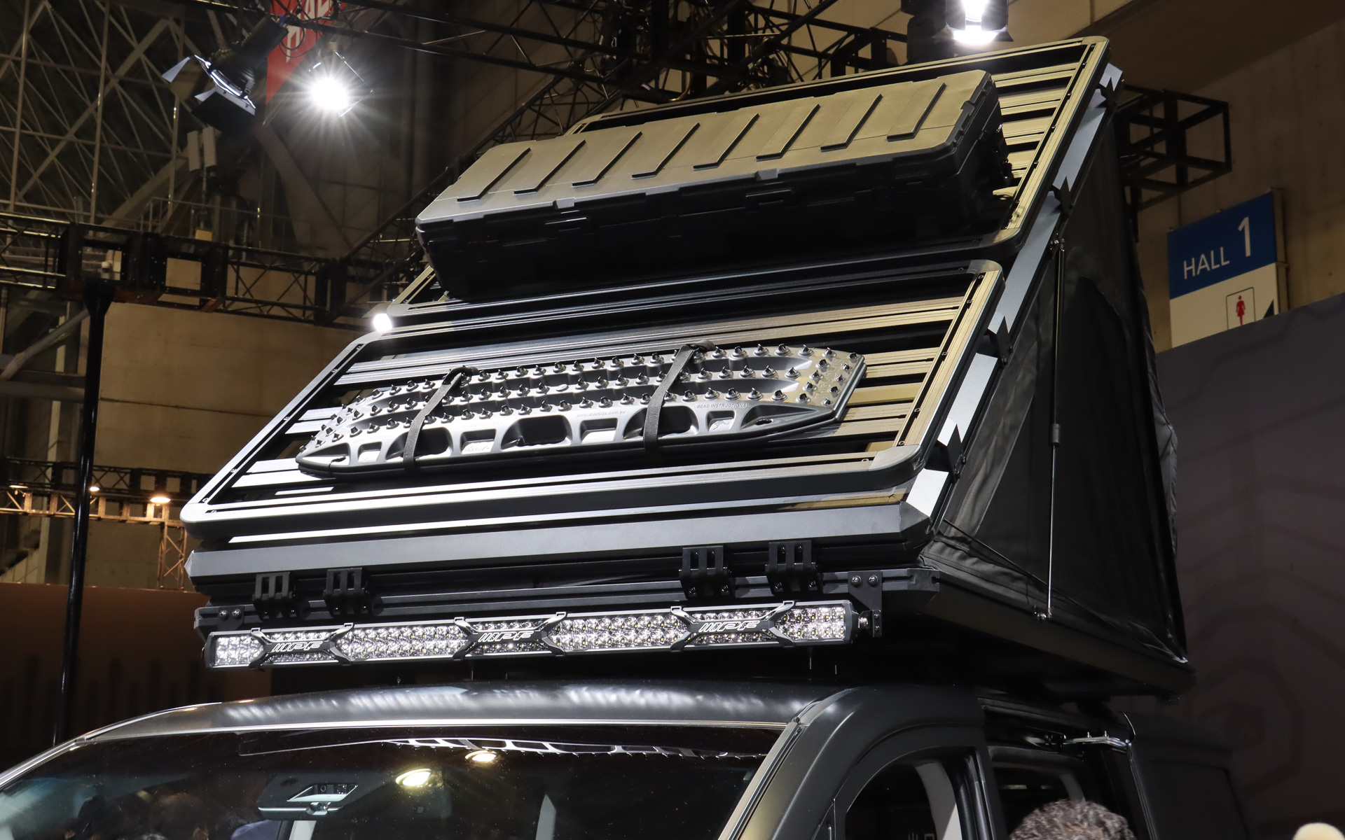 ポップアップテントの上に収納ボックスやスタックラダーを設置